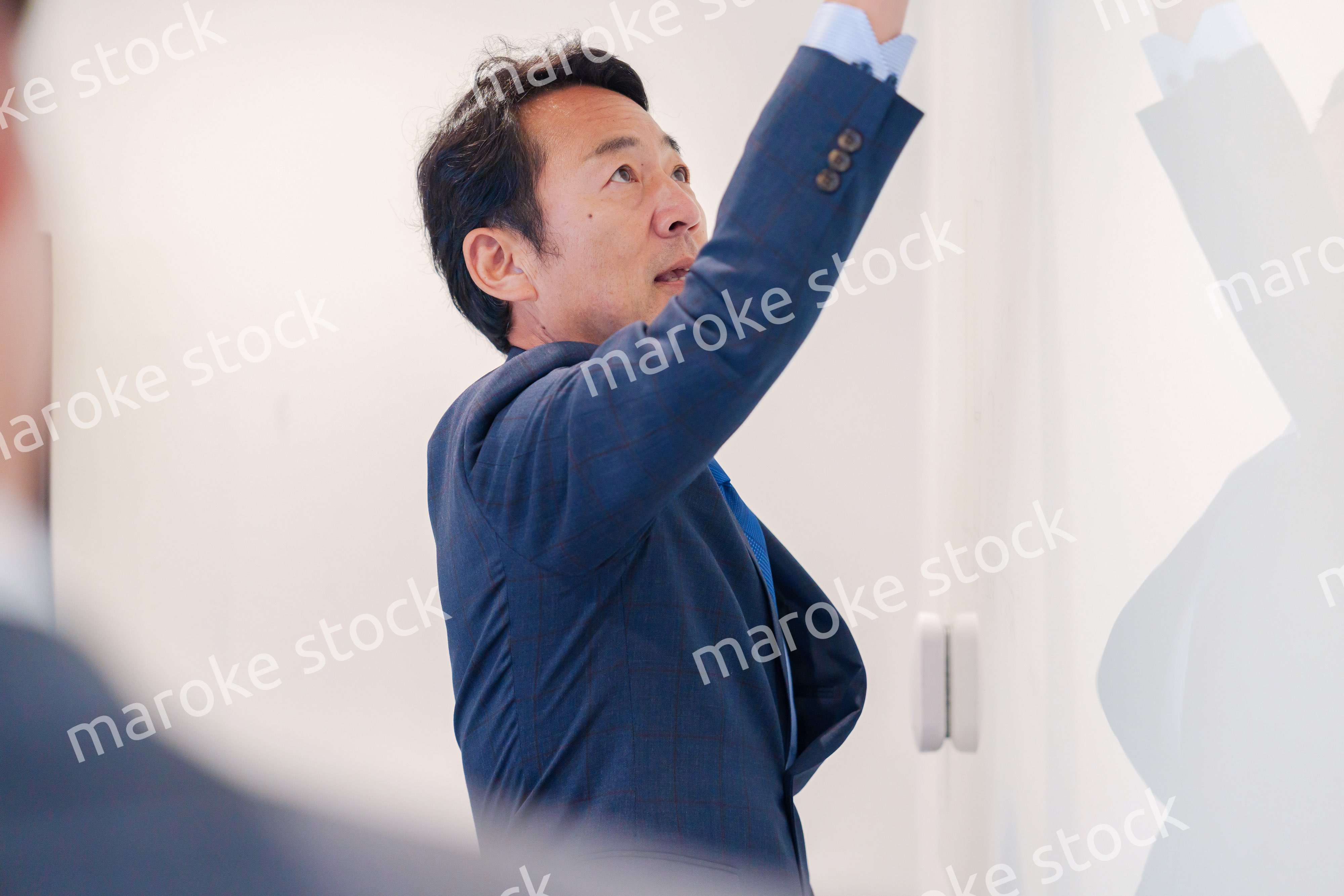 授業をする男性の教師