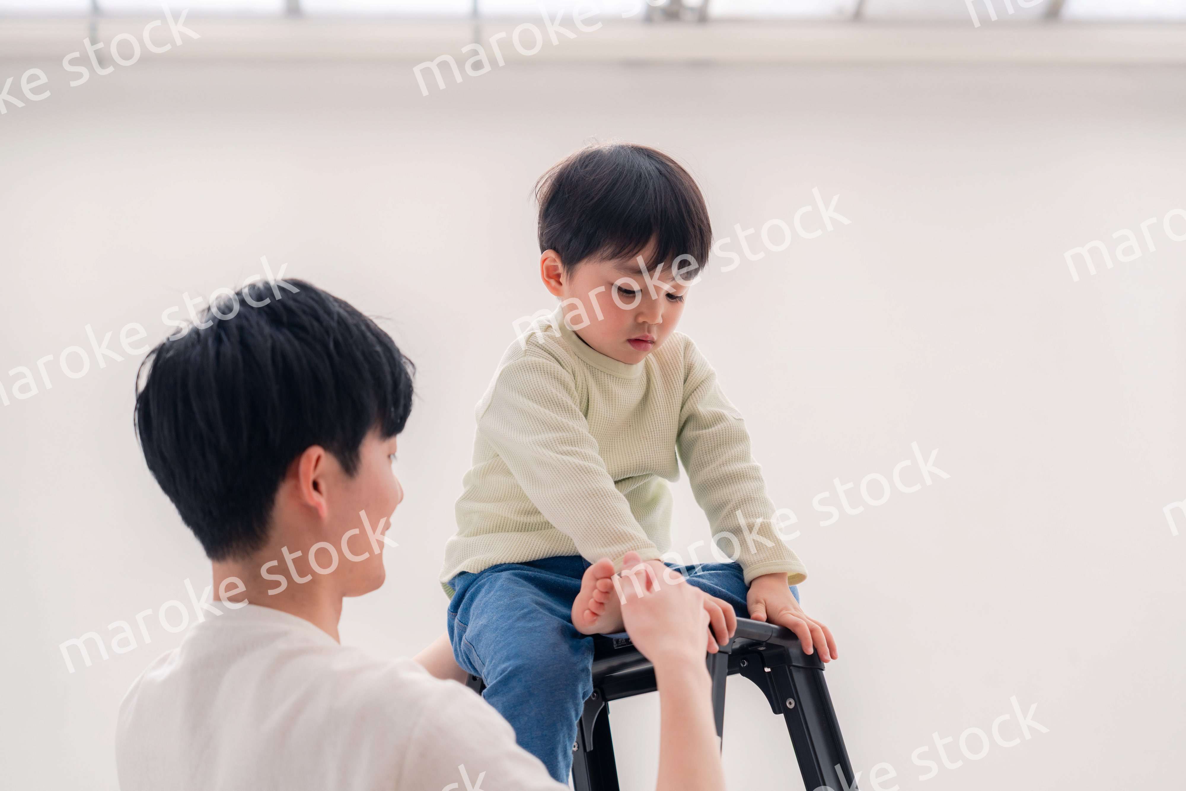 高いところに登る男の子とお父さん