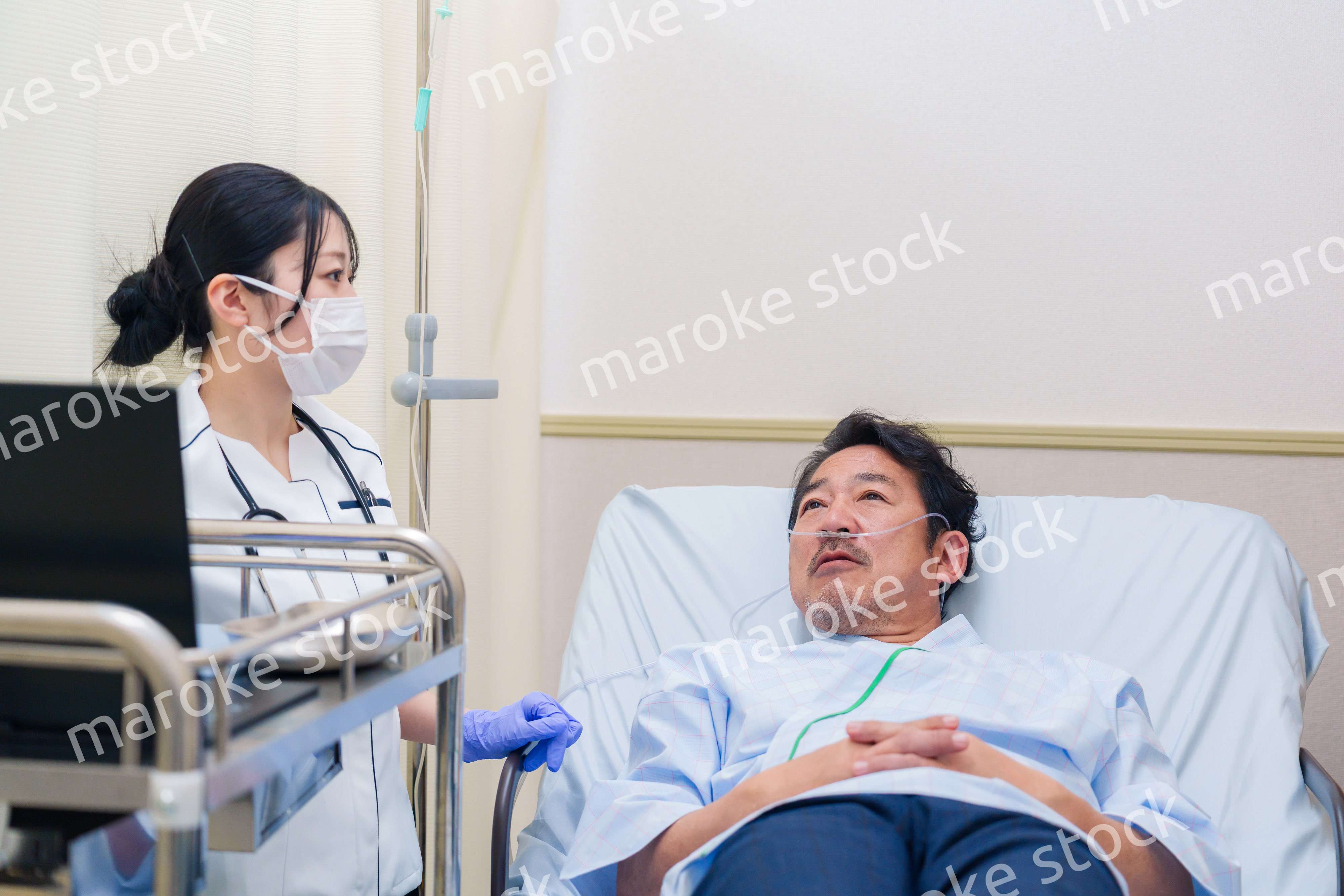 病棟で入院患者のケアをする医療従事者の女性