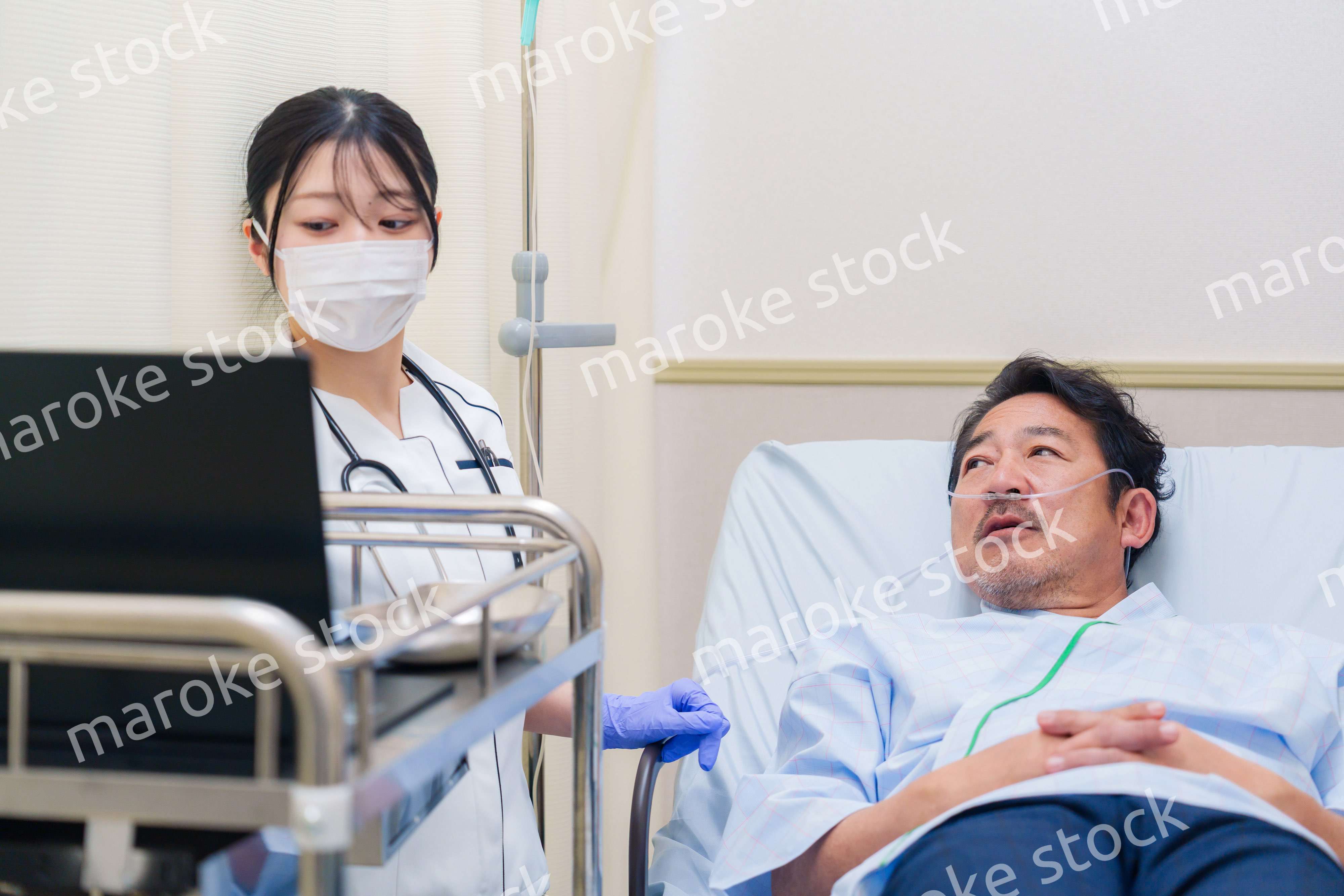 病棟で入院患者のケアをする医療従事者の女性