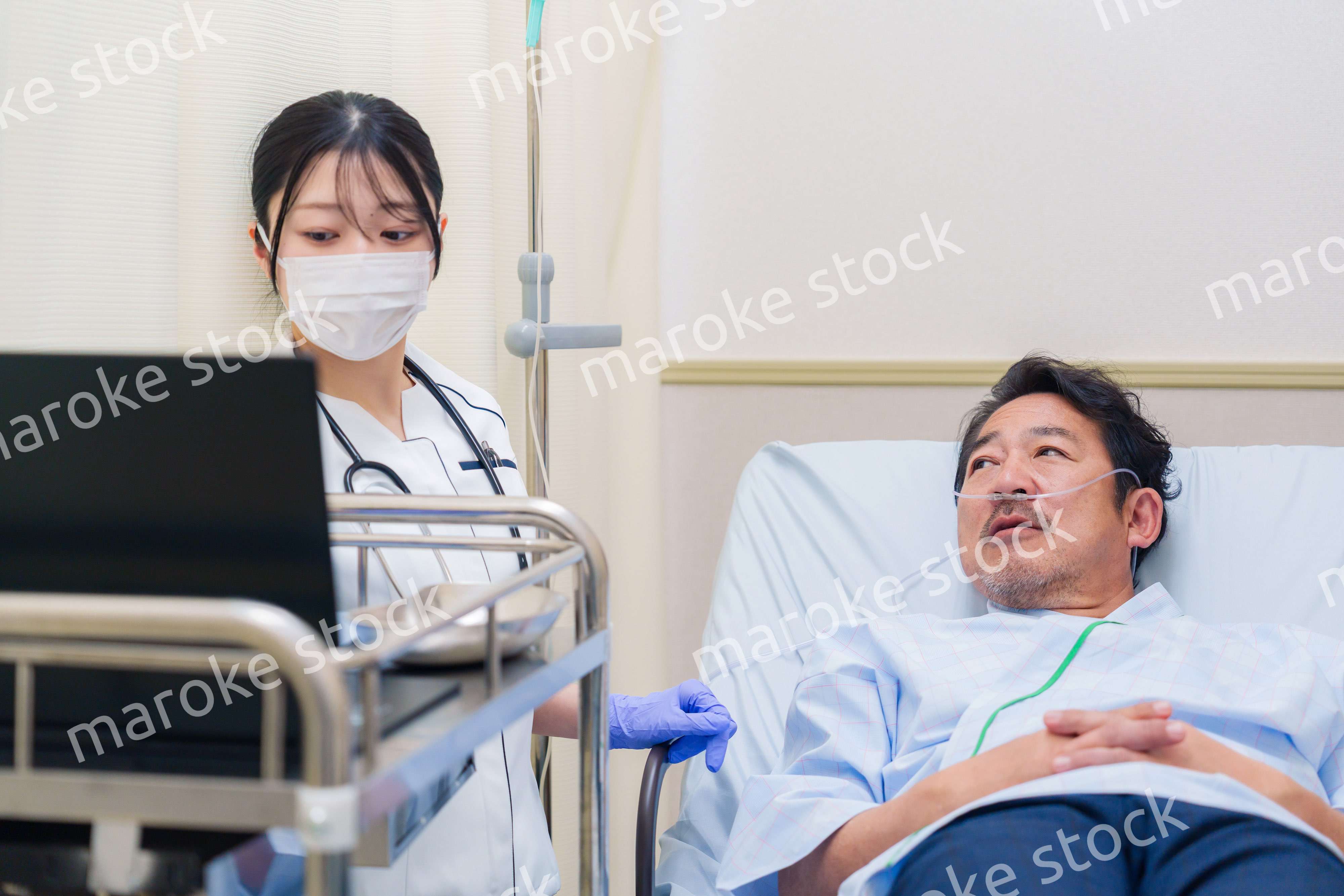 病棟で入院患者のケアをする医療従事者の女性