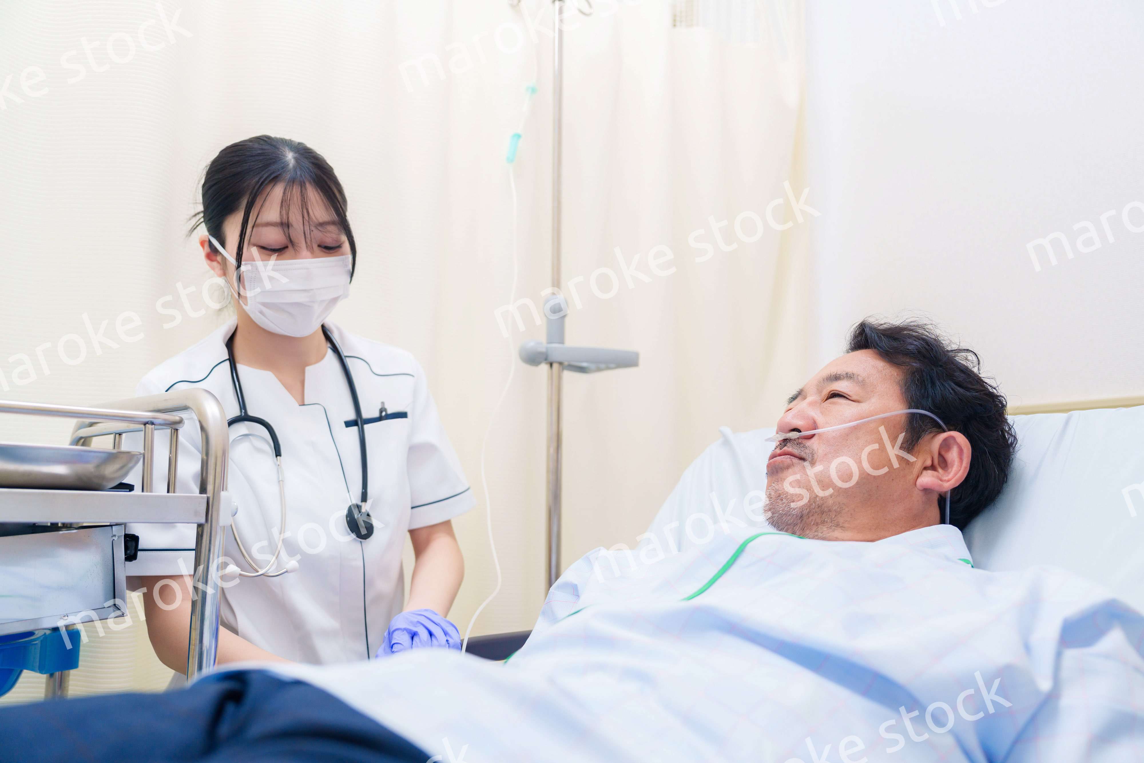 病棟で入院患者のケアをする医療従事者の女性