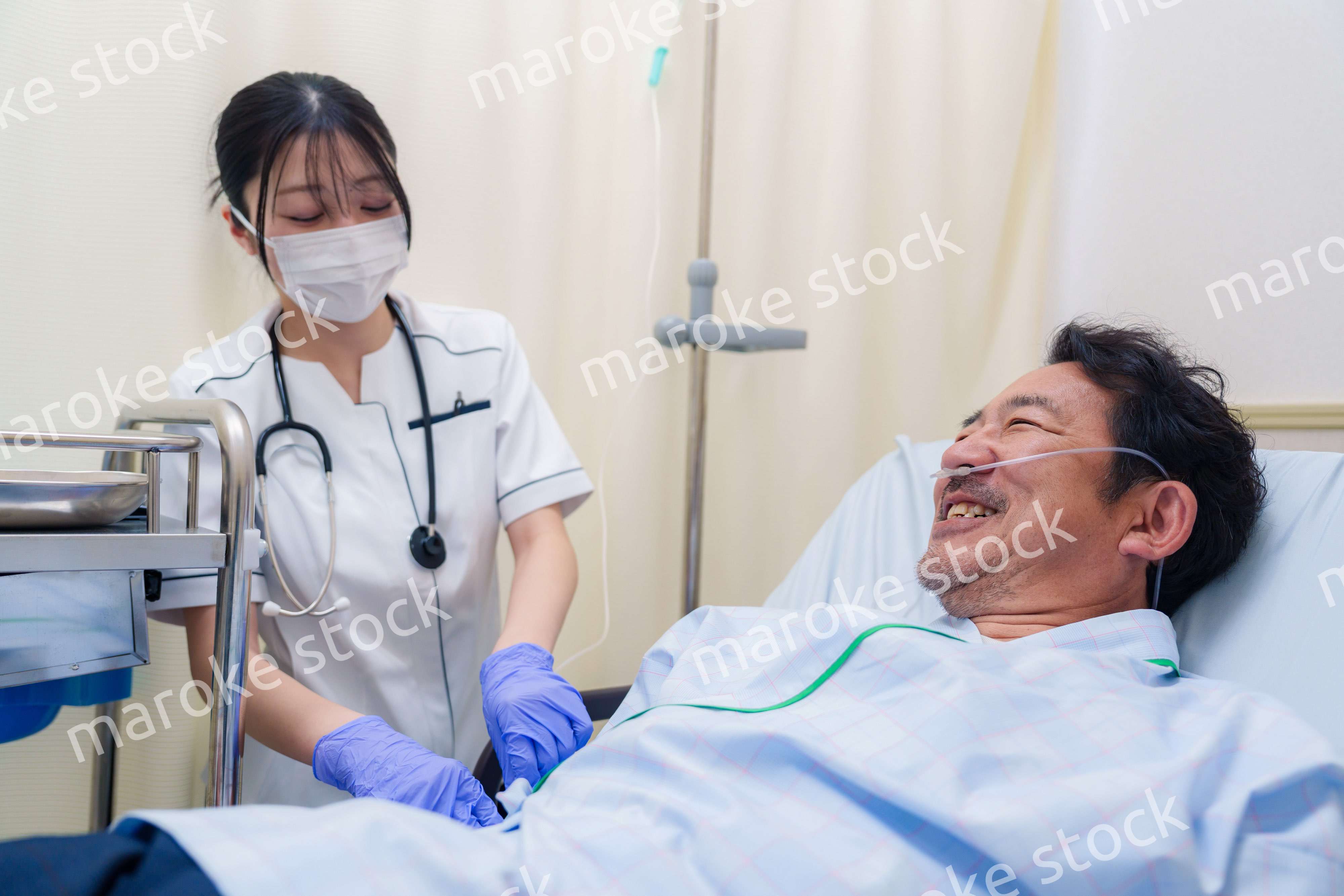 病棟で入院患者のケアをする医療従事者の女性