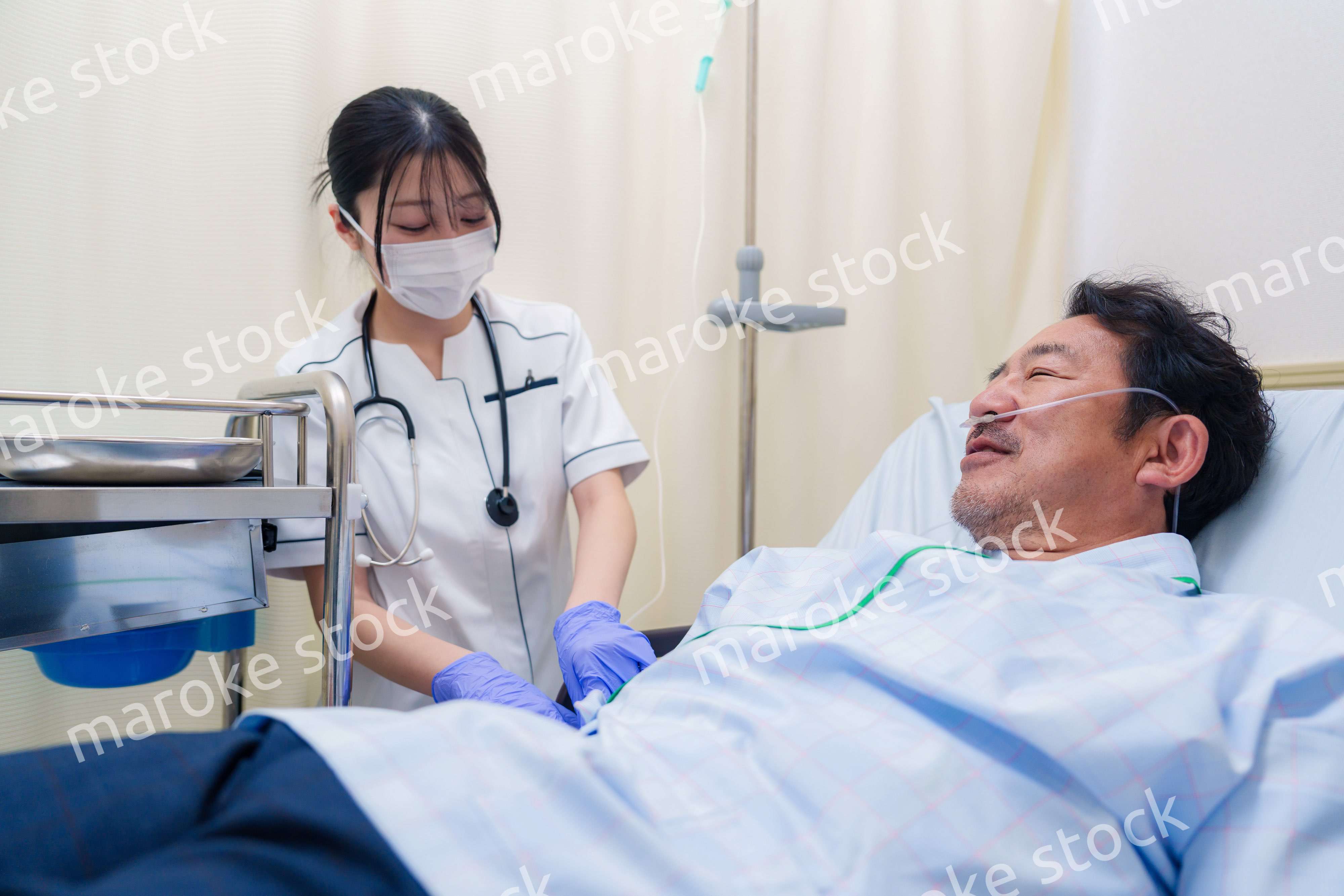 病棟で入院患者のケアをする医療従事者の女性