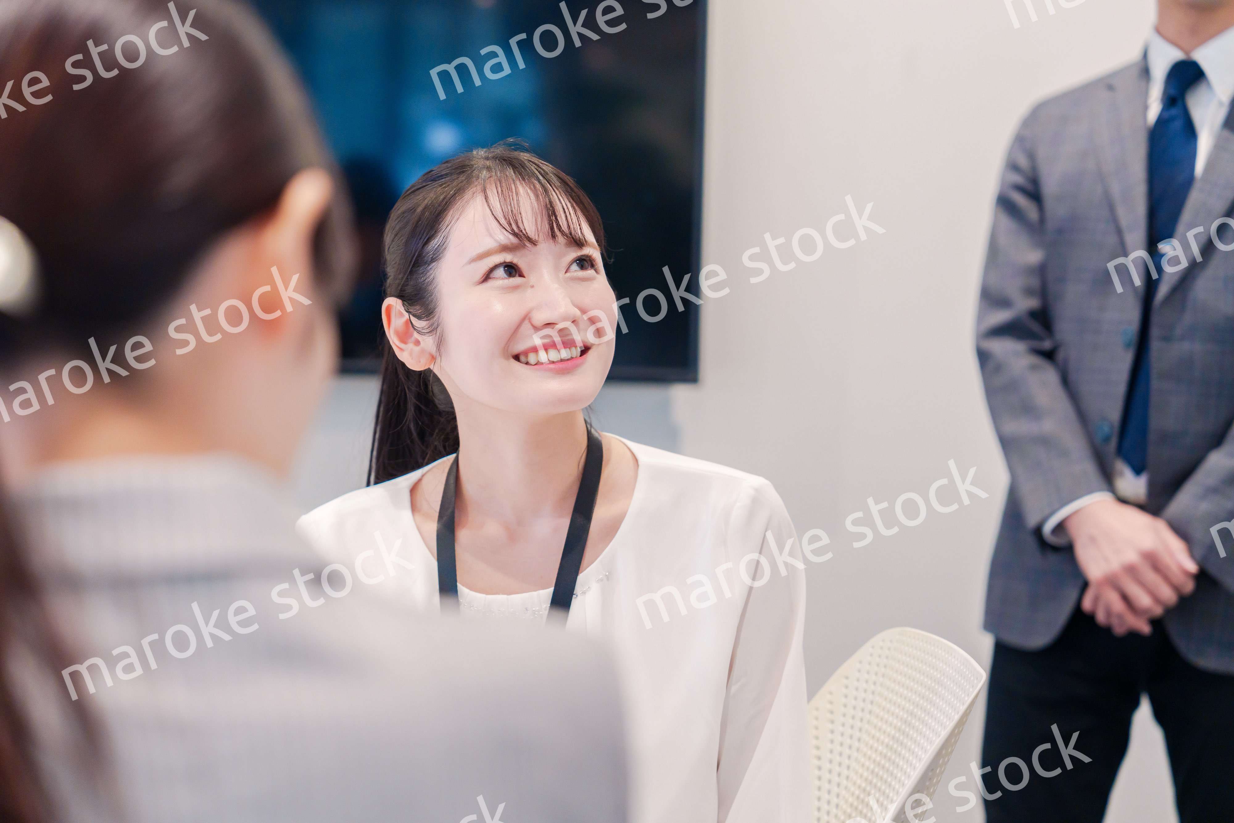 オフィスで楽しく働く若いキャリアウーマン