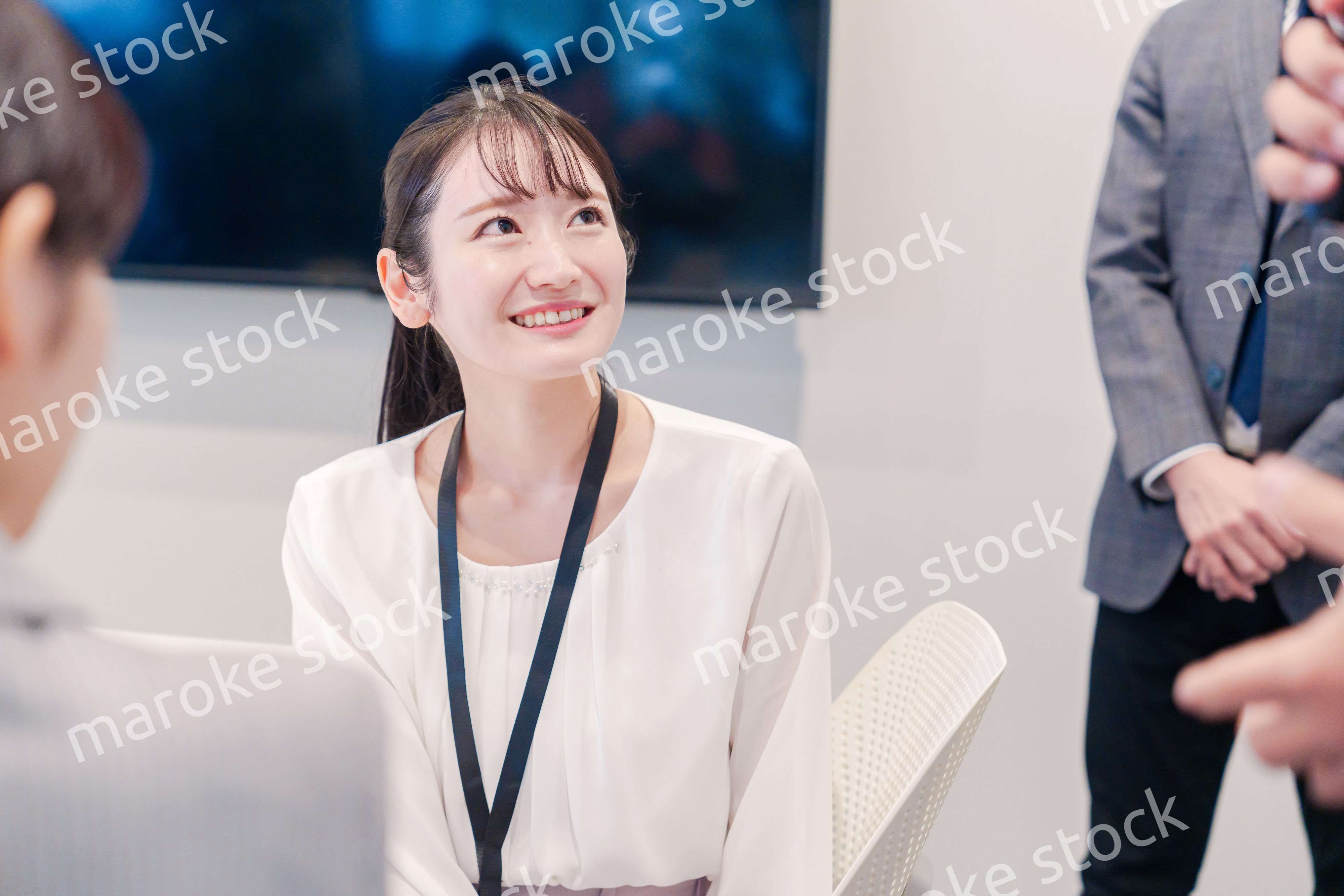 オフィスで楽しく働く若いキャリアウーマン