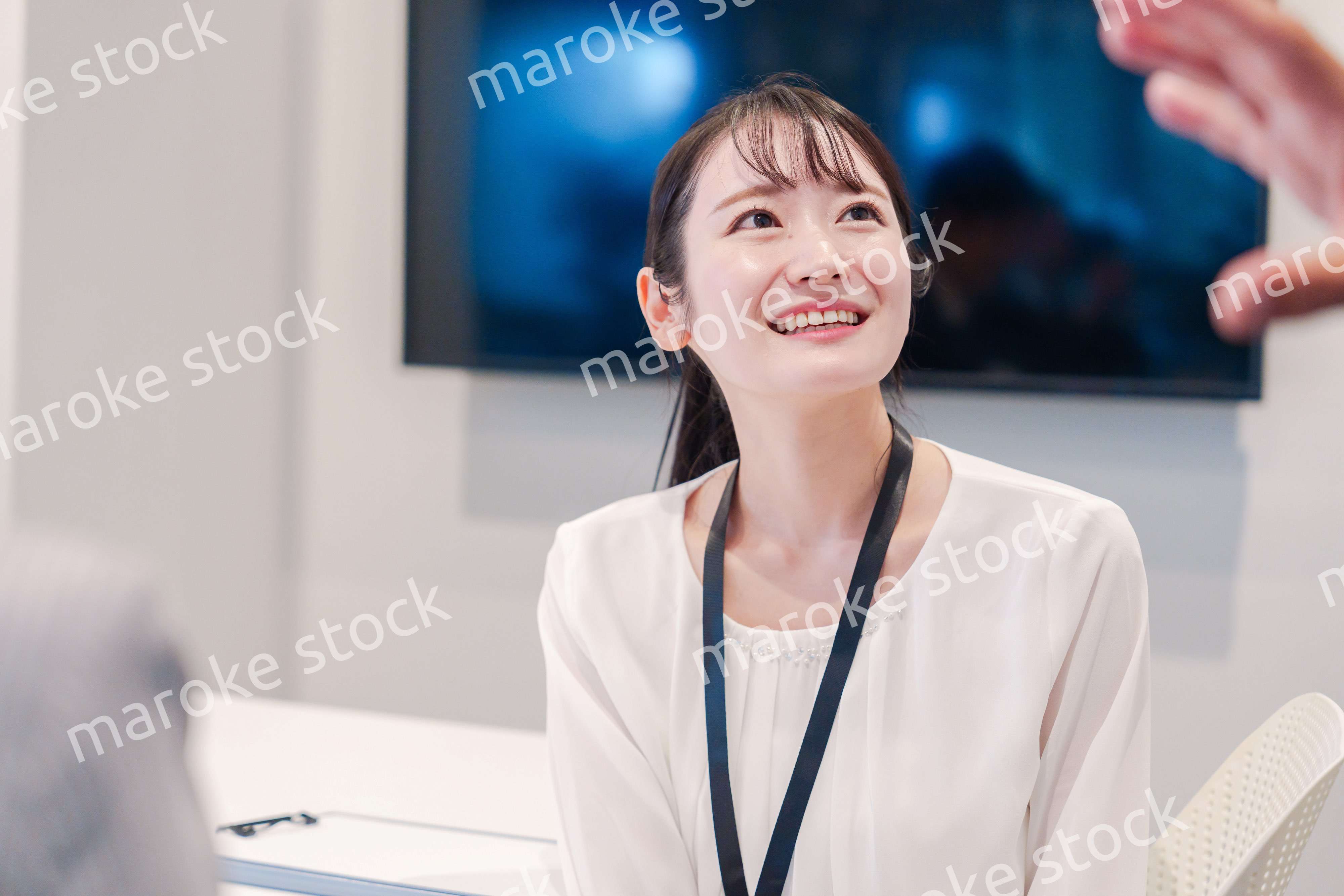 オフィスで楽しく働く若いキャリアウーマン