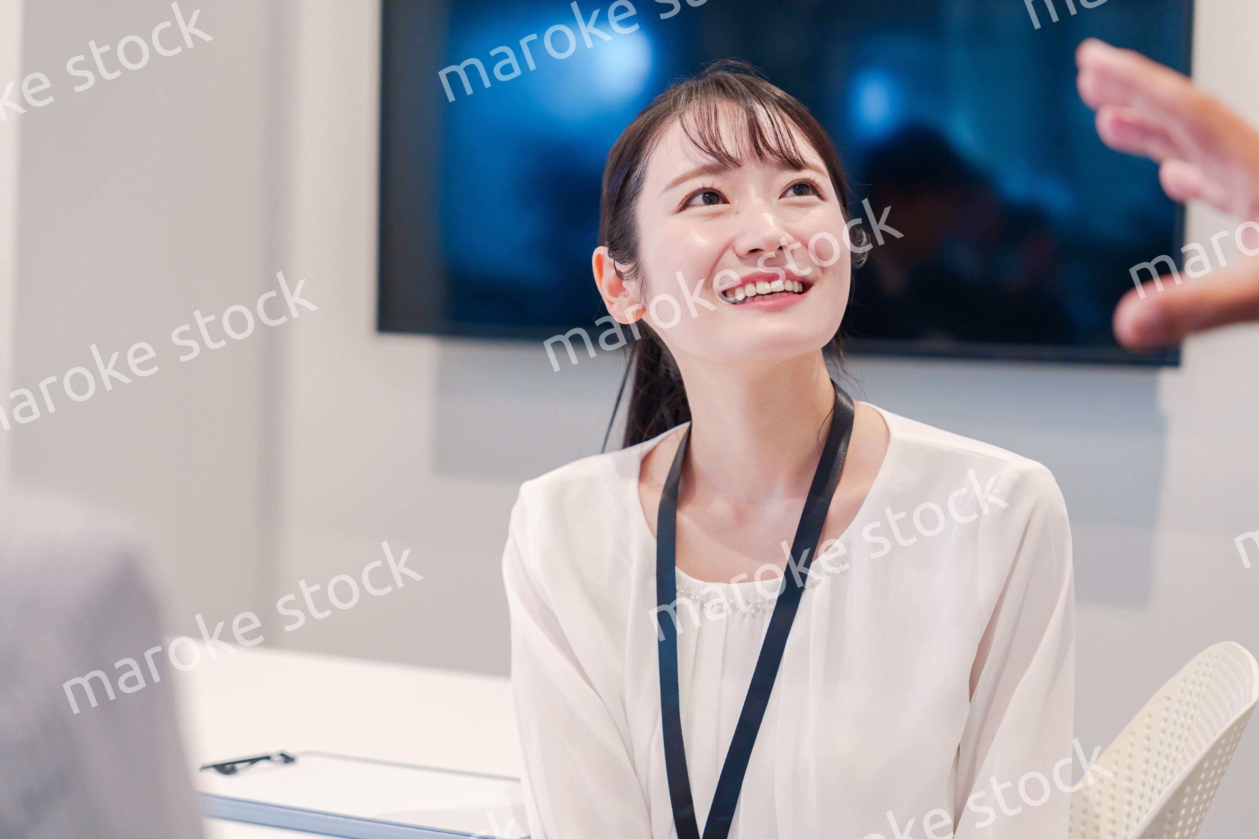 オフィスで楽しく働く若いキャリアウーマン