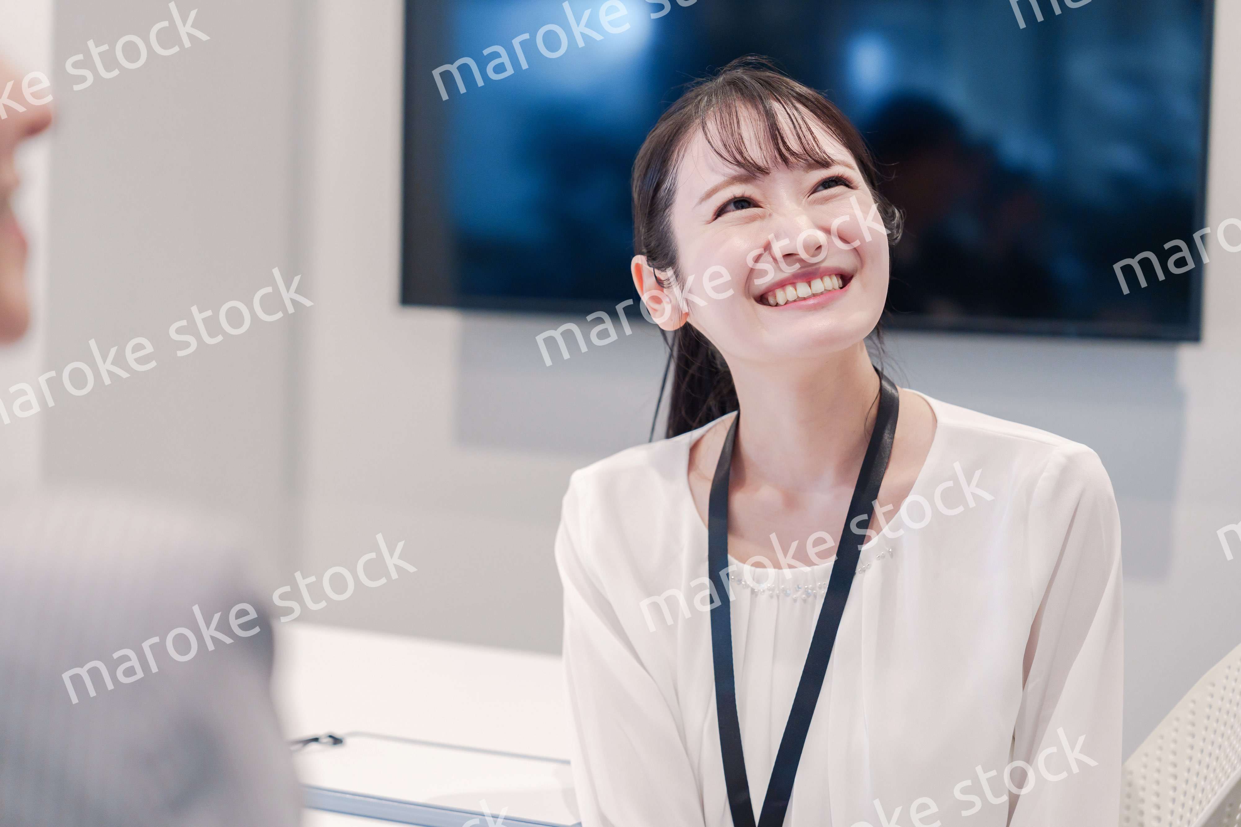 オフィスで楽しく働く若いキャリアウーマン