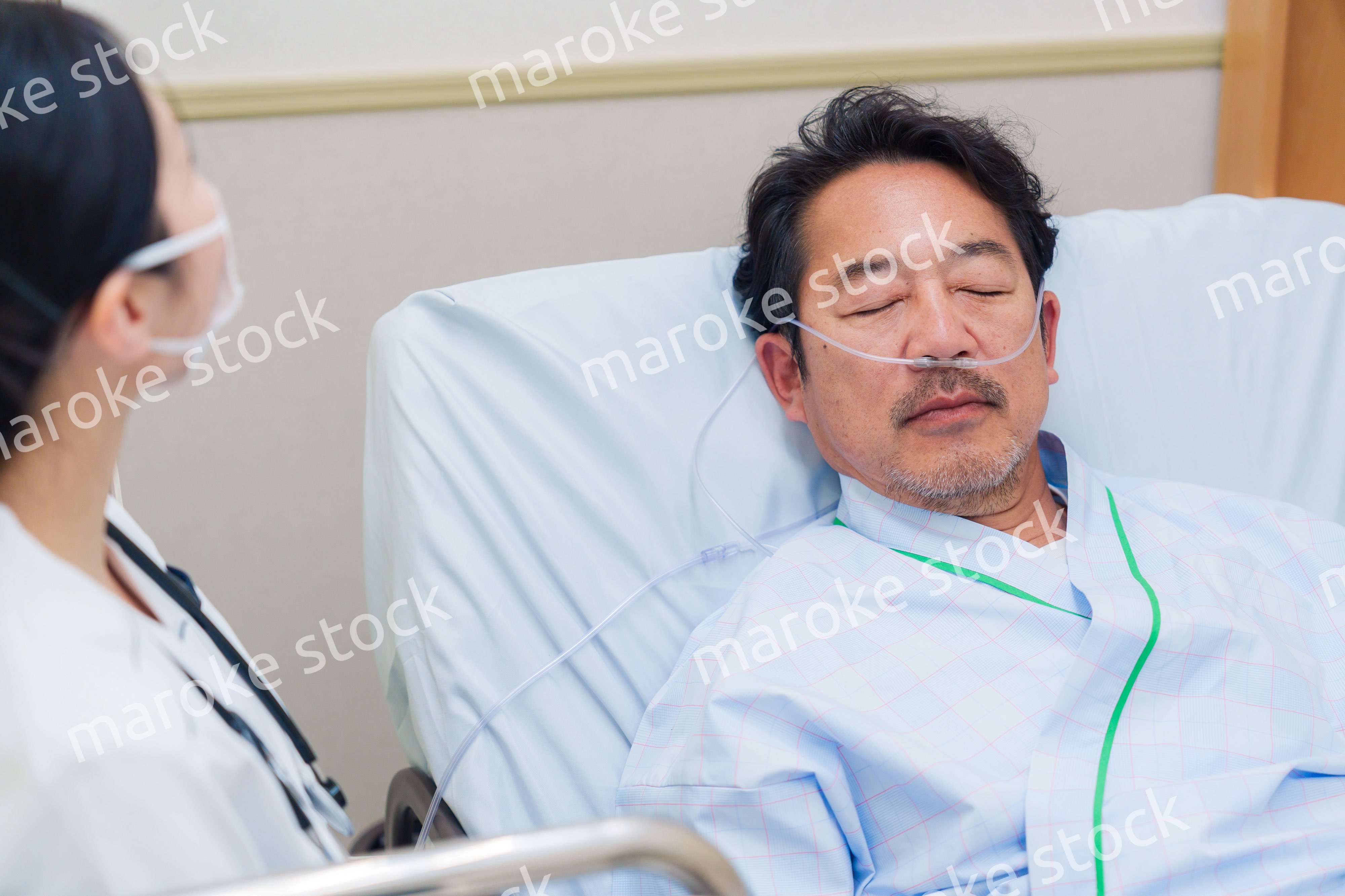 病棟で入院患者のケアをする医療従事者の女性