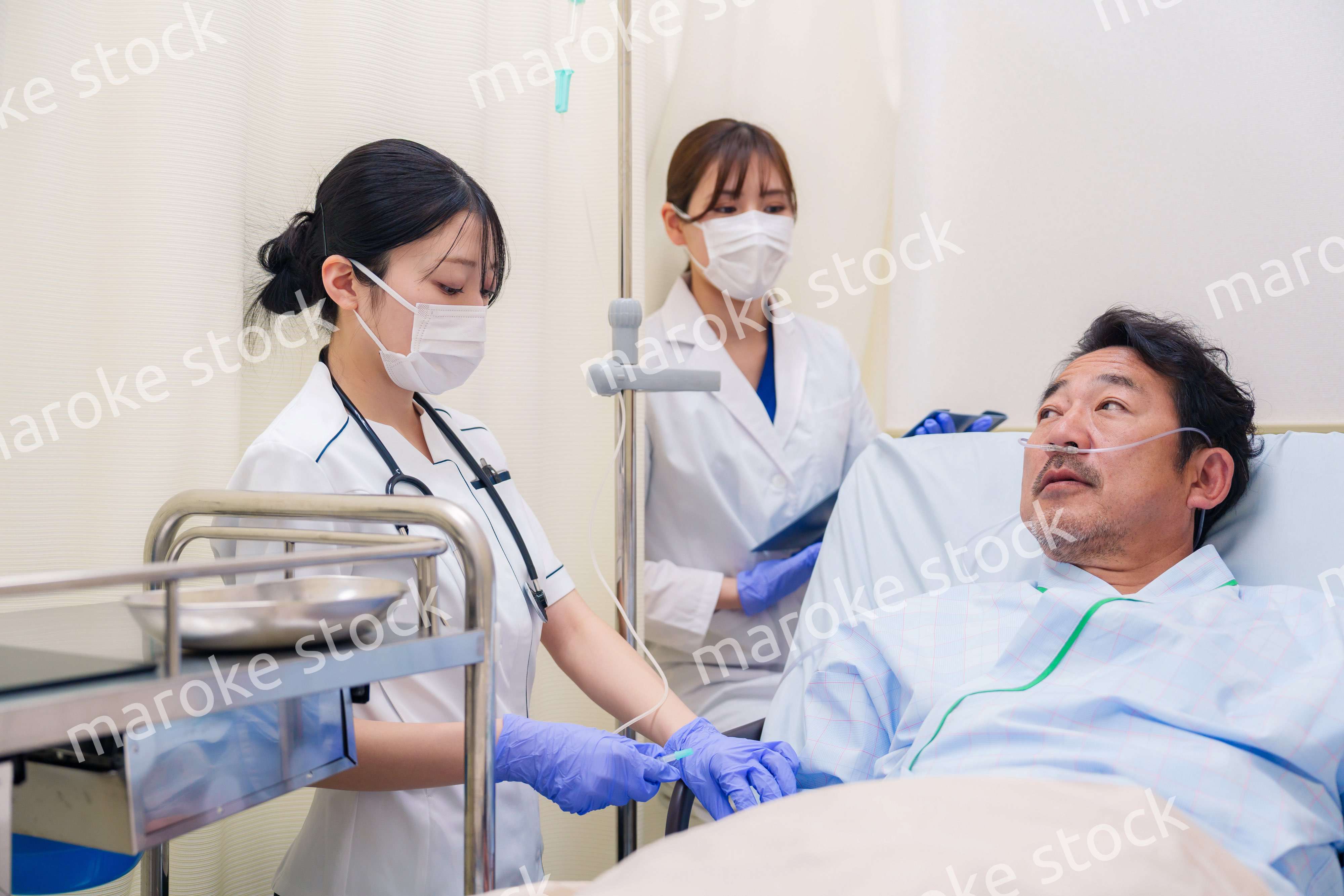 入院患者の問診をするドクターと看護師