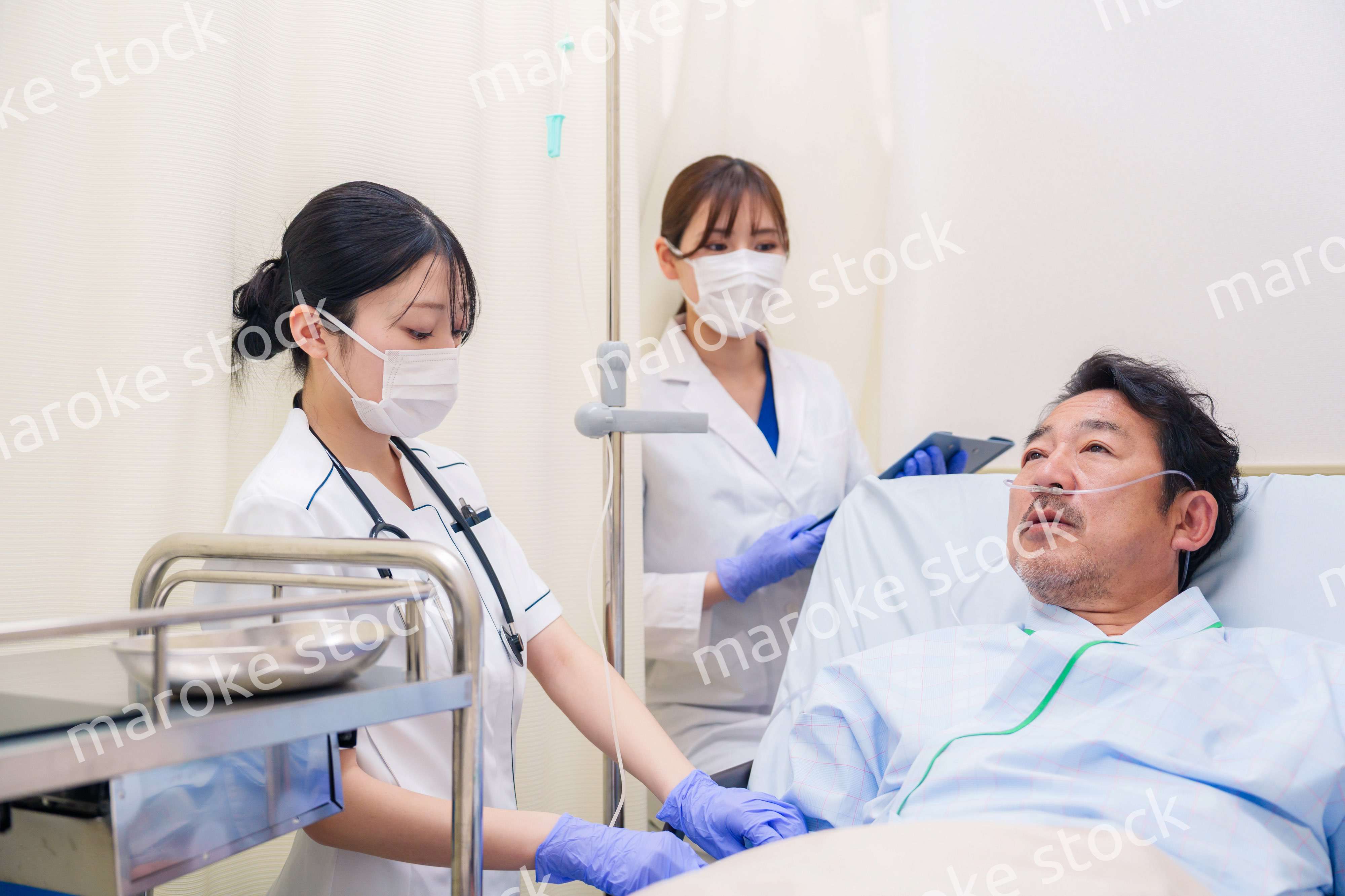 入院患者の問診をするドクターと看護師