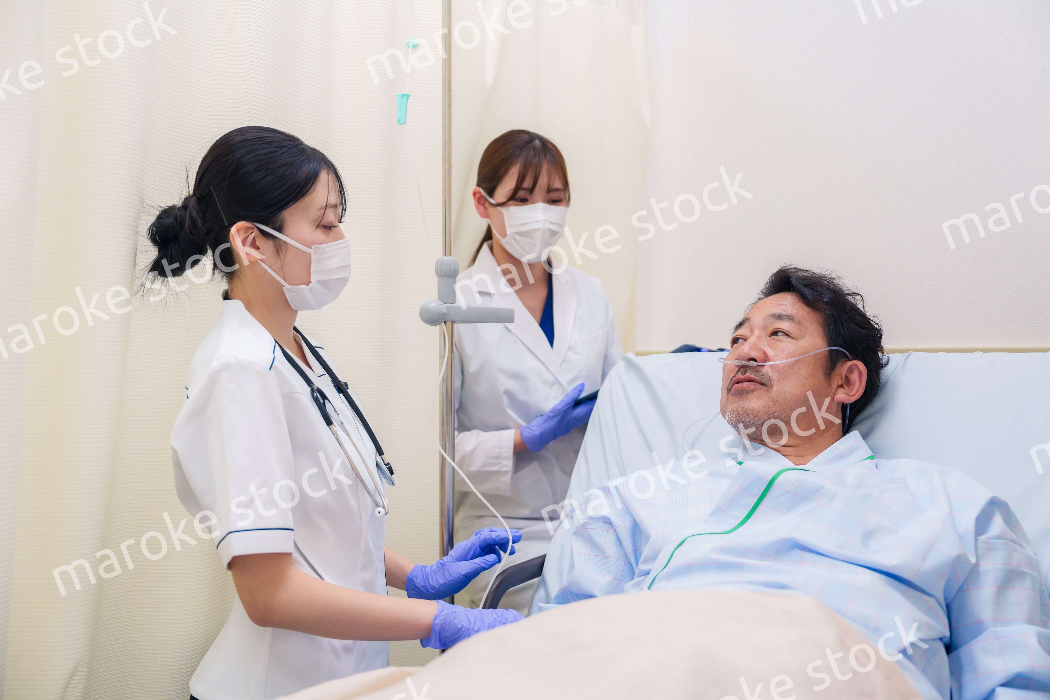 入院患者の問診をするドクターと看護師