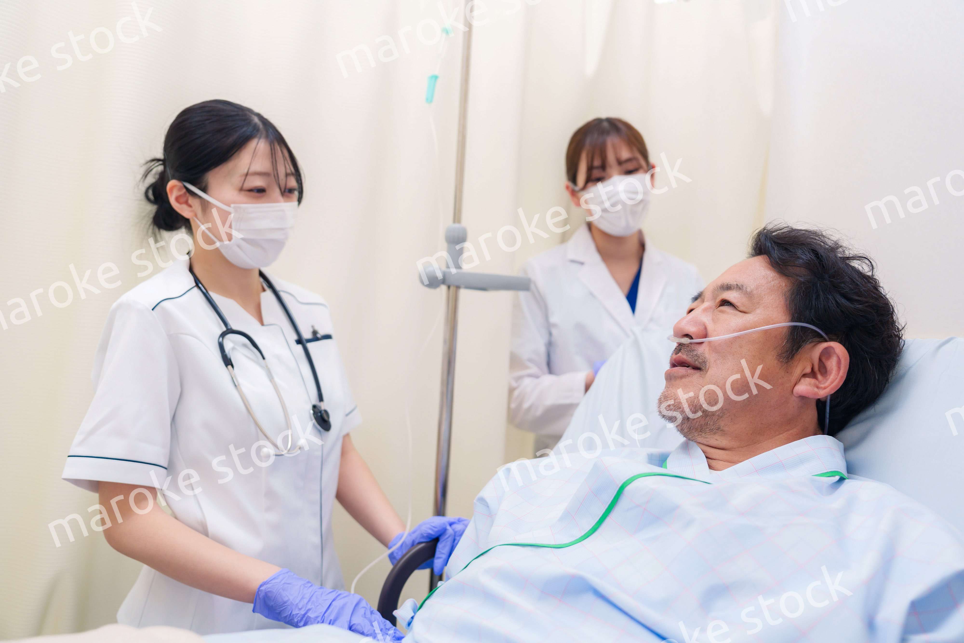 入院患者の問診をするドクターと看護師