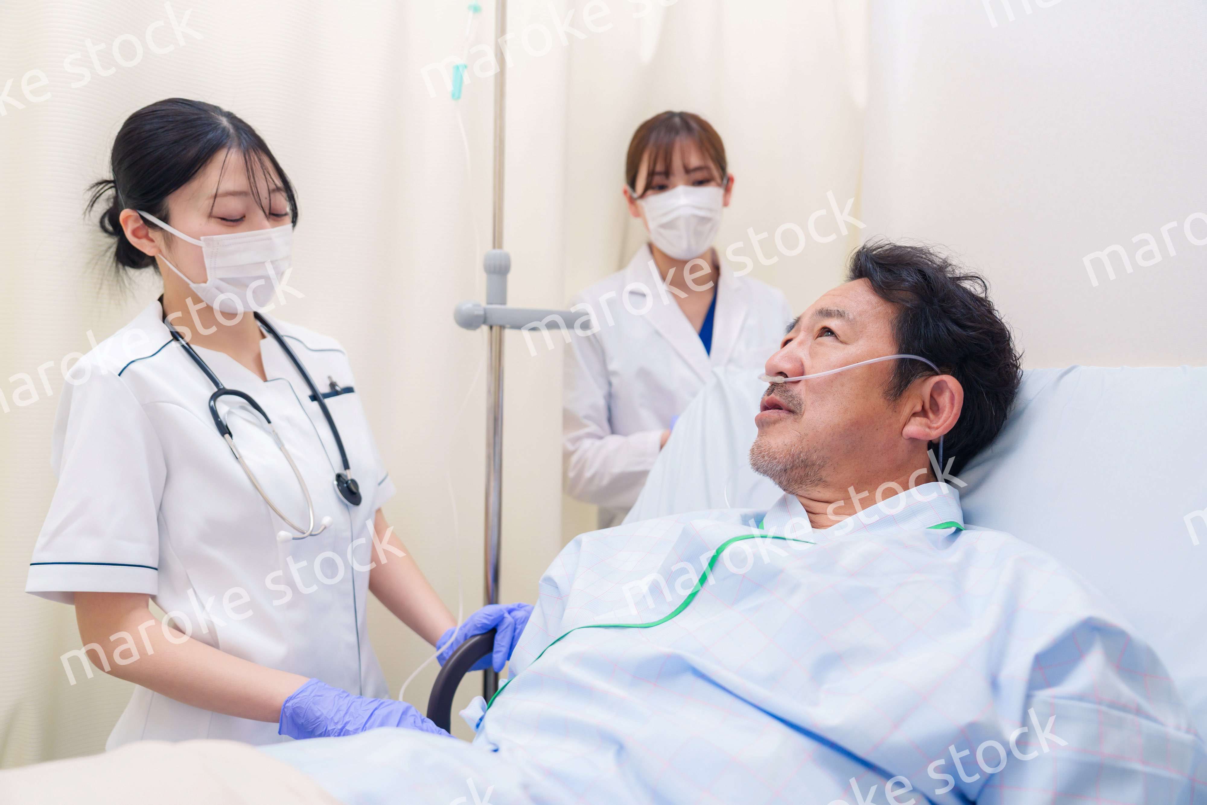 入院患者の問診をするドクターと看護師