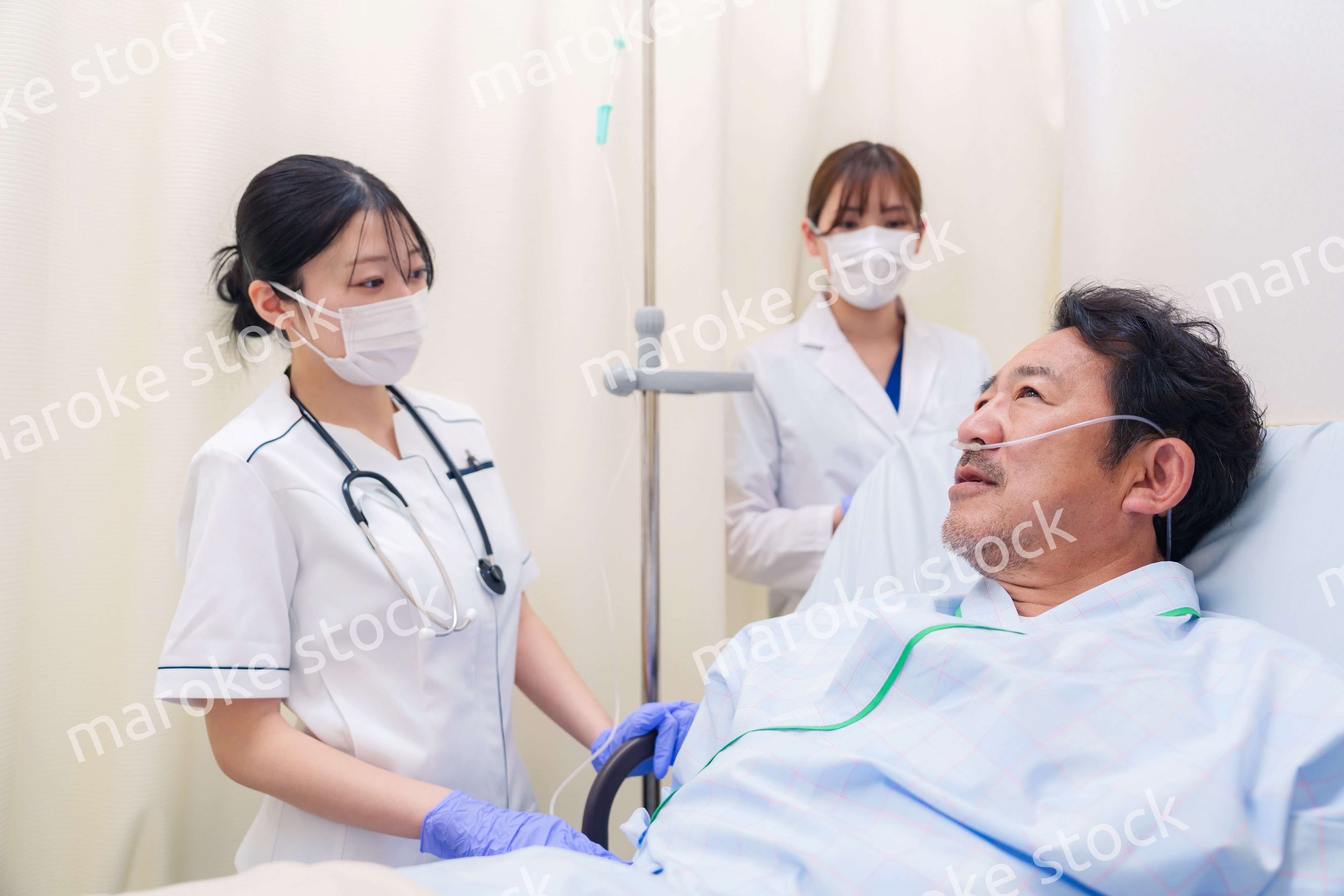 入院患者の問診をするドクターと看護師