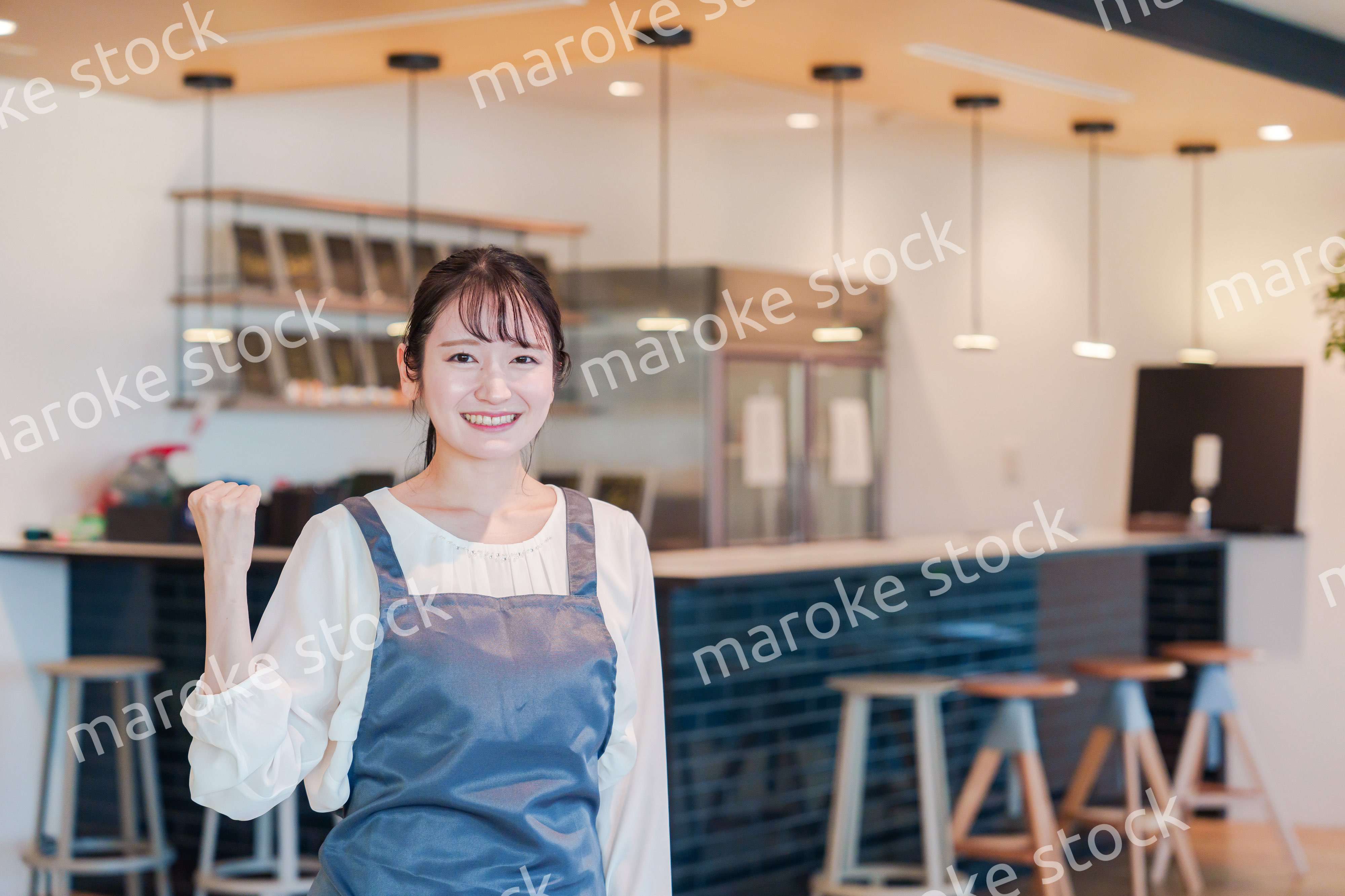 笑顔で働くカフェスタッフの女性