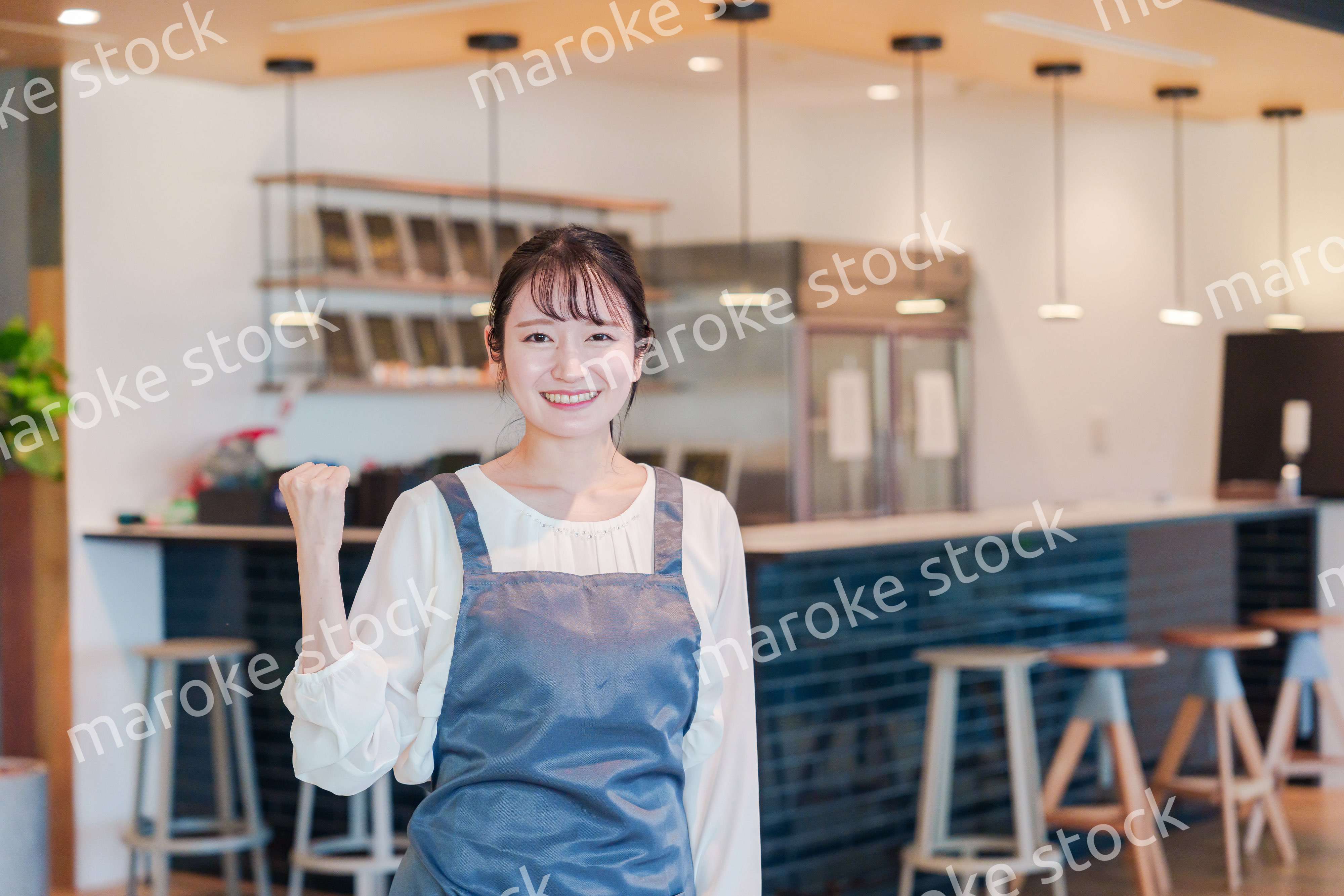 笑顔で働くカフェスタッフの女性