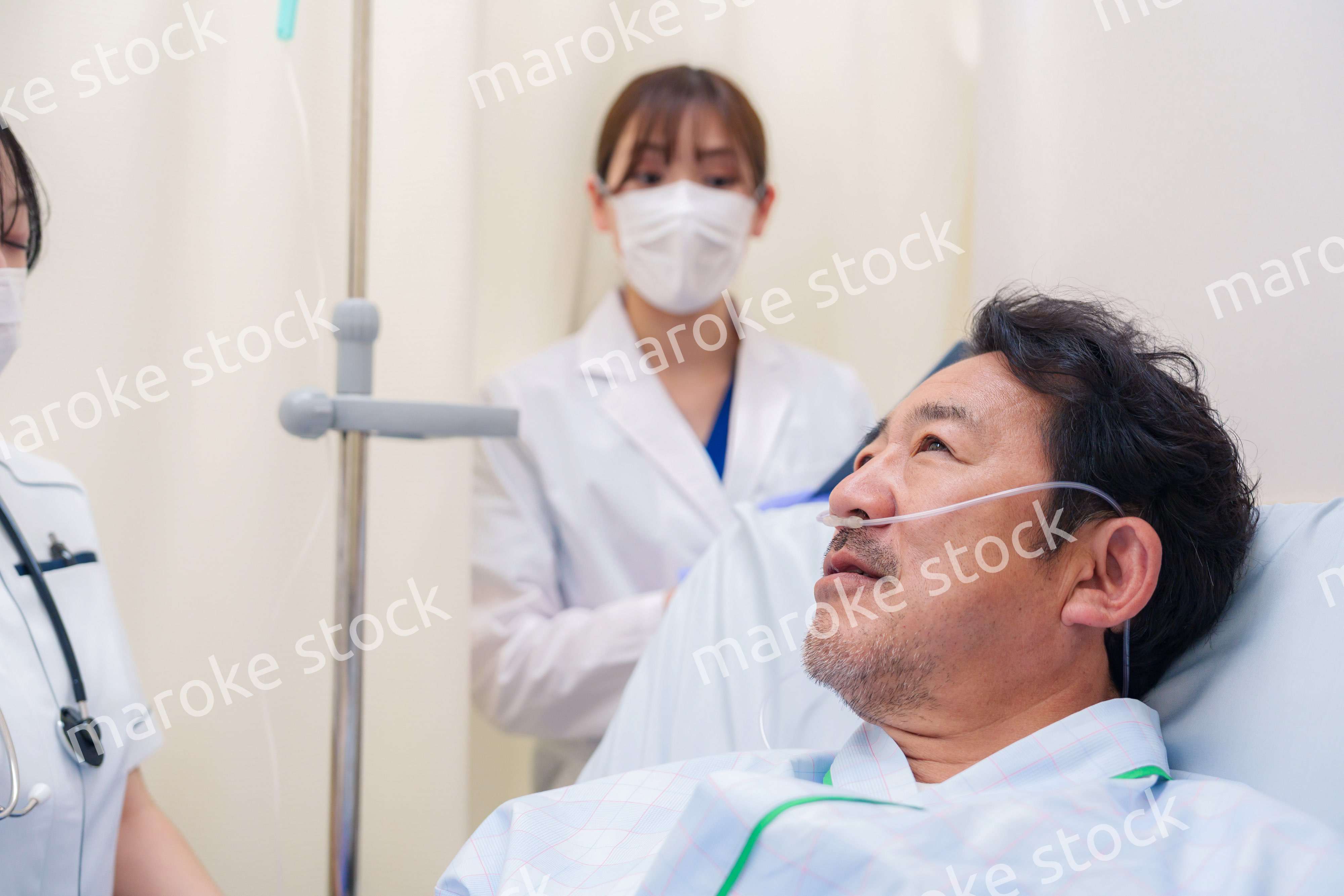 入院患者の問診をするドクターと看護師