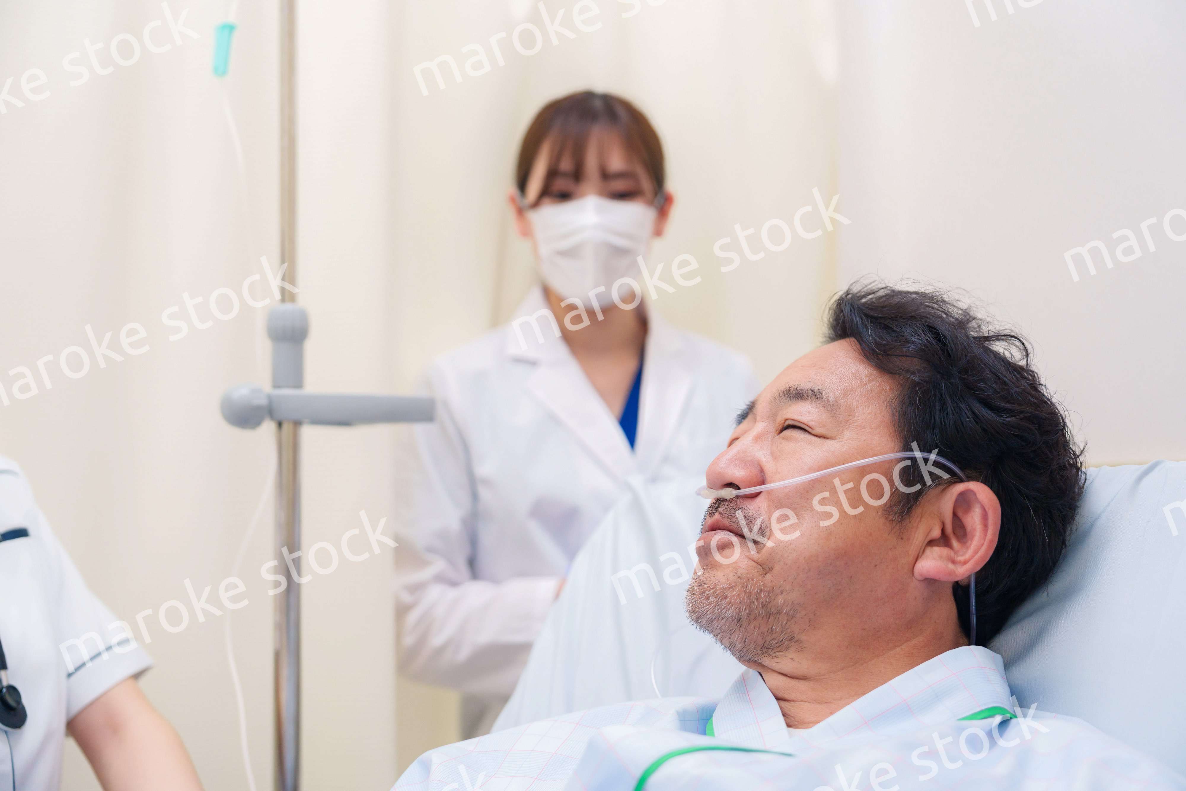 入院患者の問診をするドクターと看護師