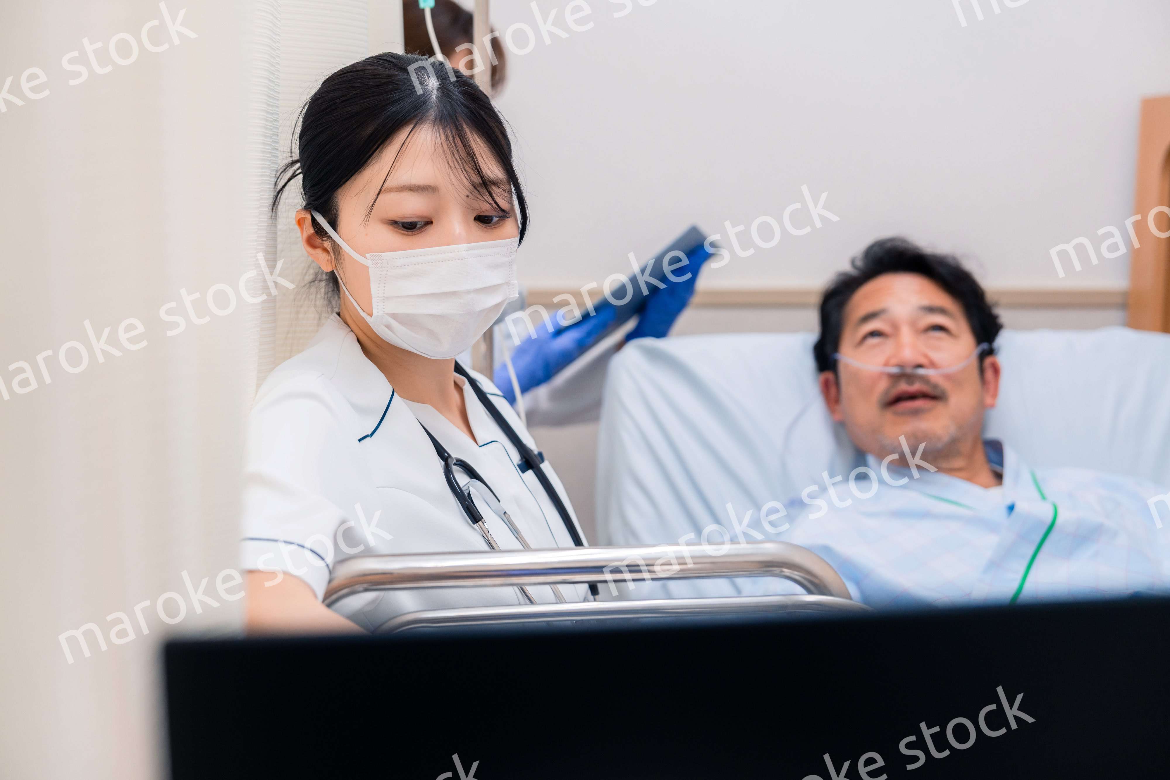 入院患者のケアをするスタッフ