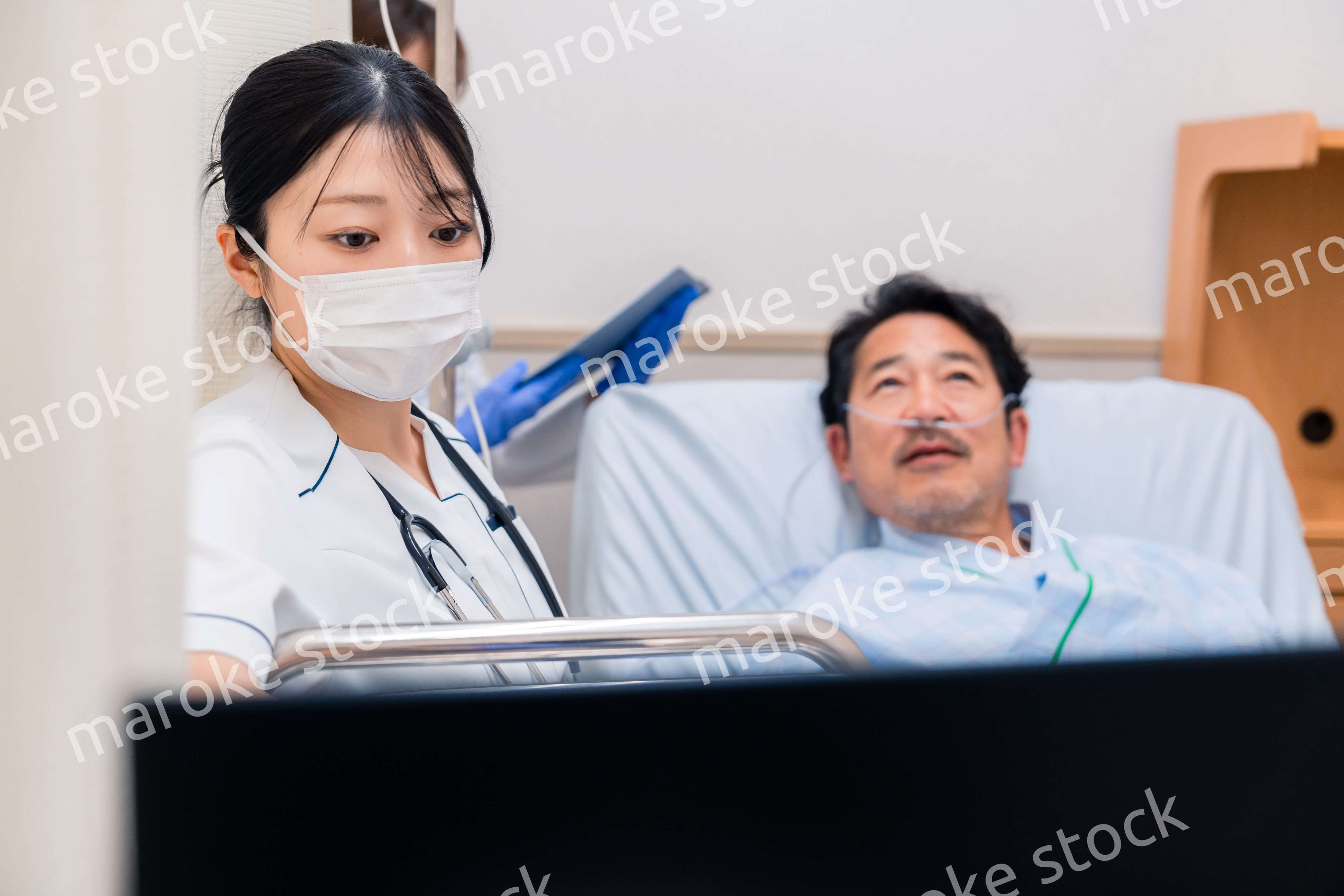 入院患者のケアをするスタッフ