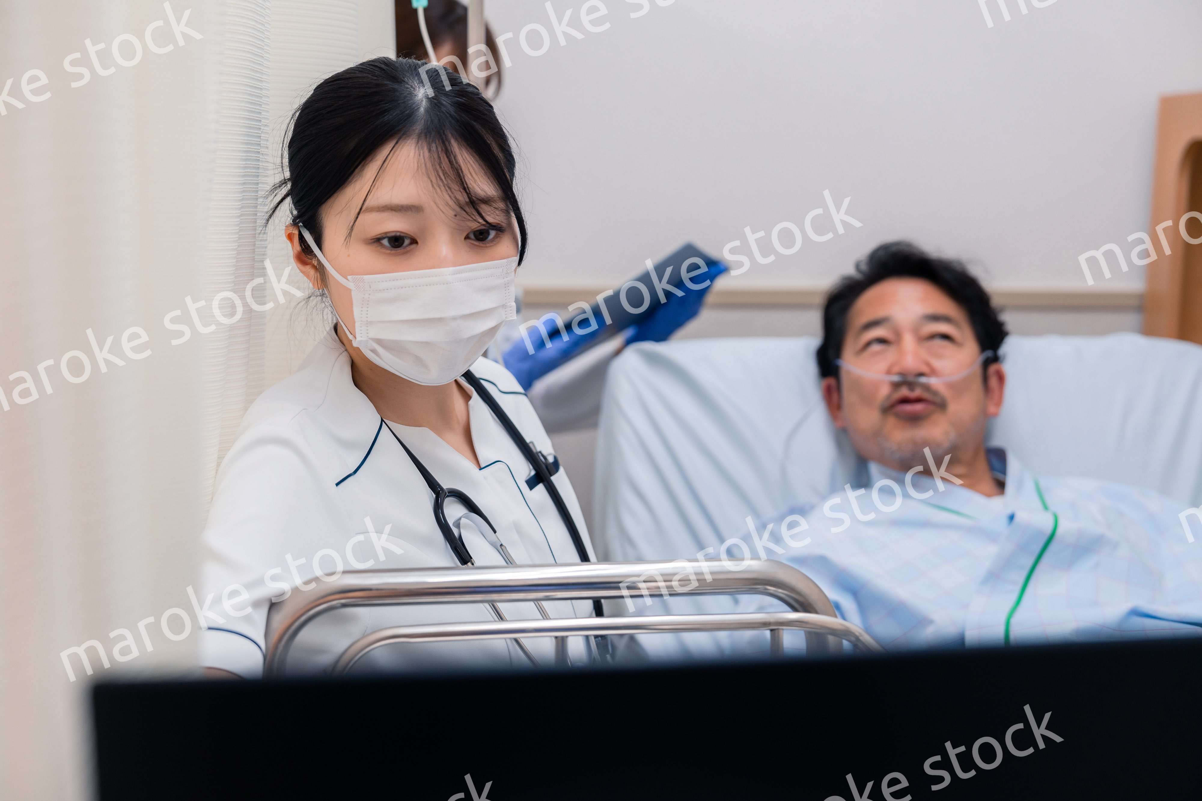 入院患者のケアをするスタッフ