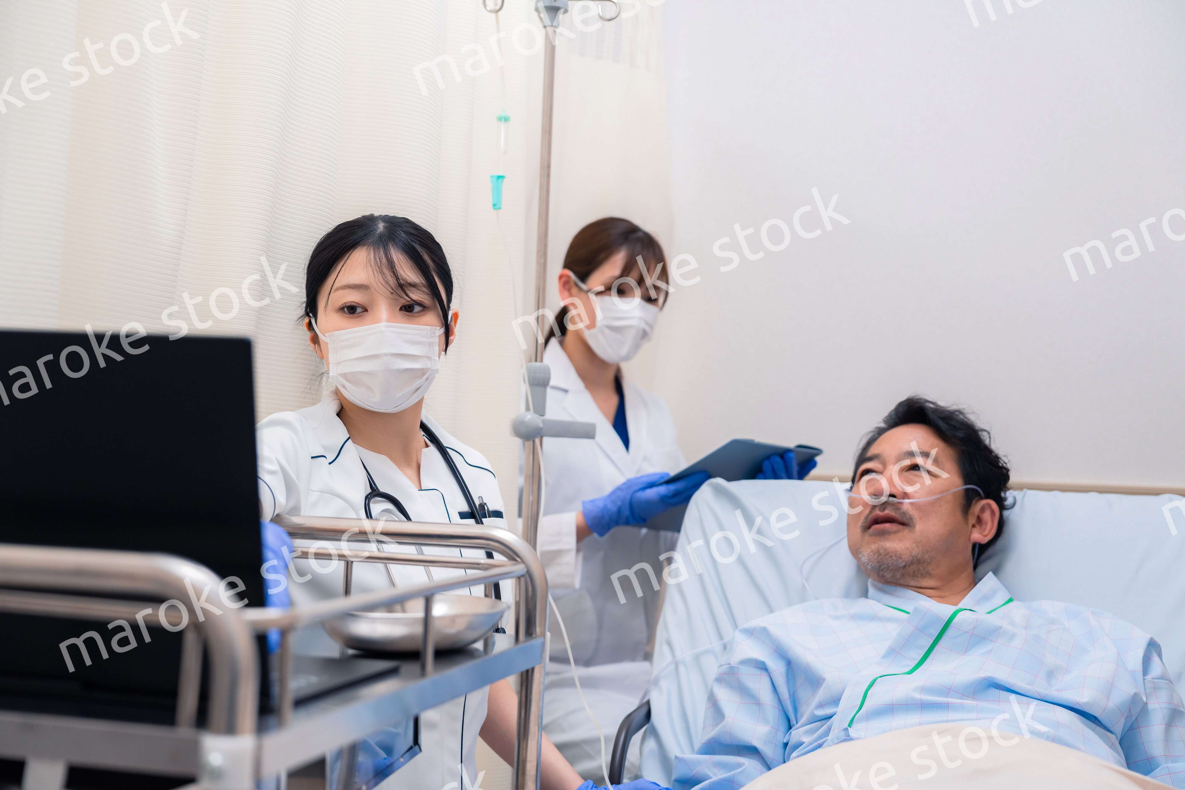 入院患者のケアをするスタッフ