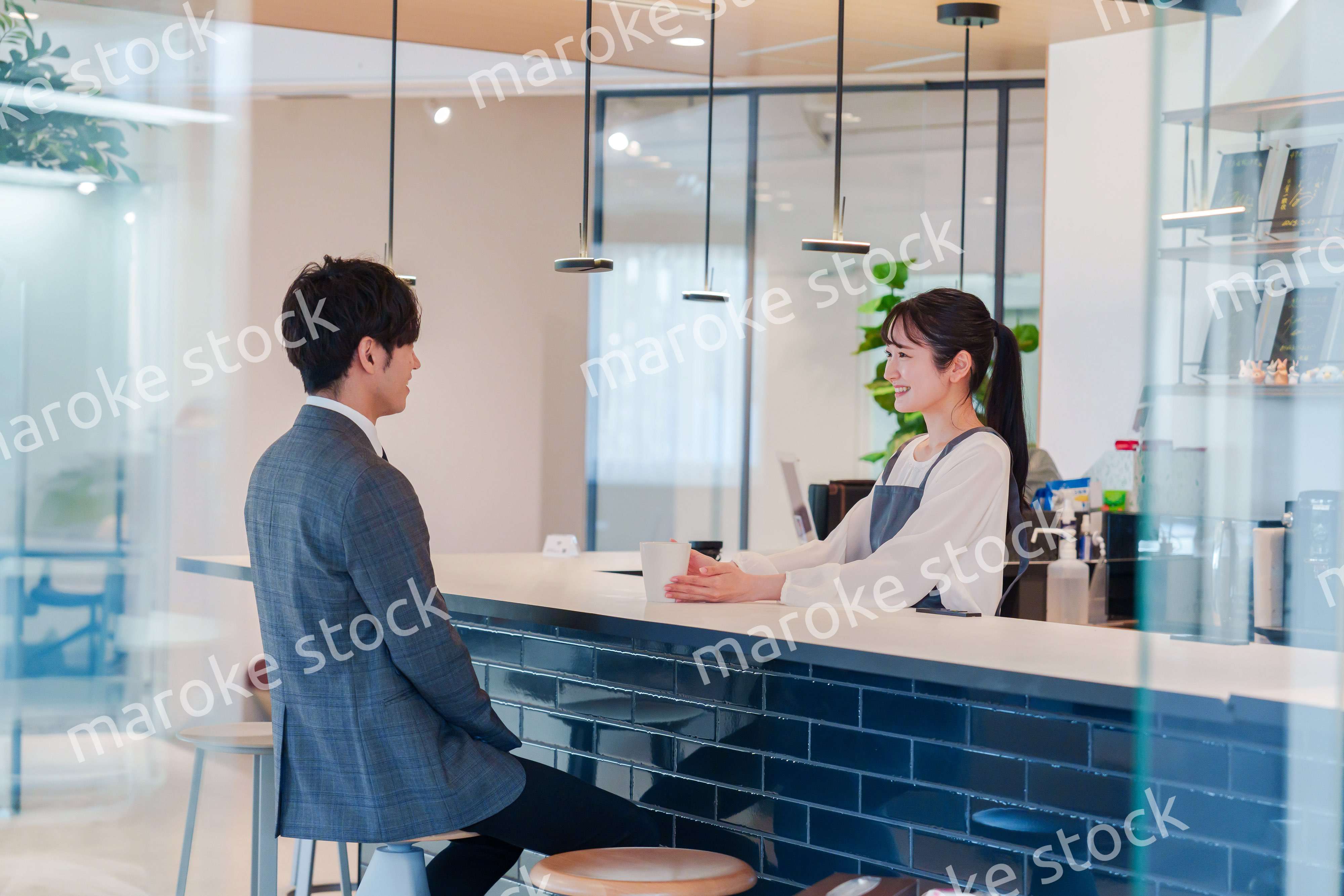 おしゃれカフェで働く女性とビジネスマン