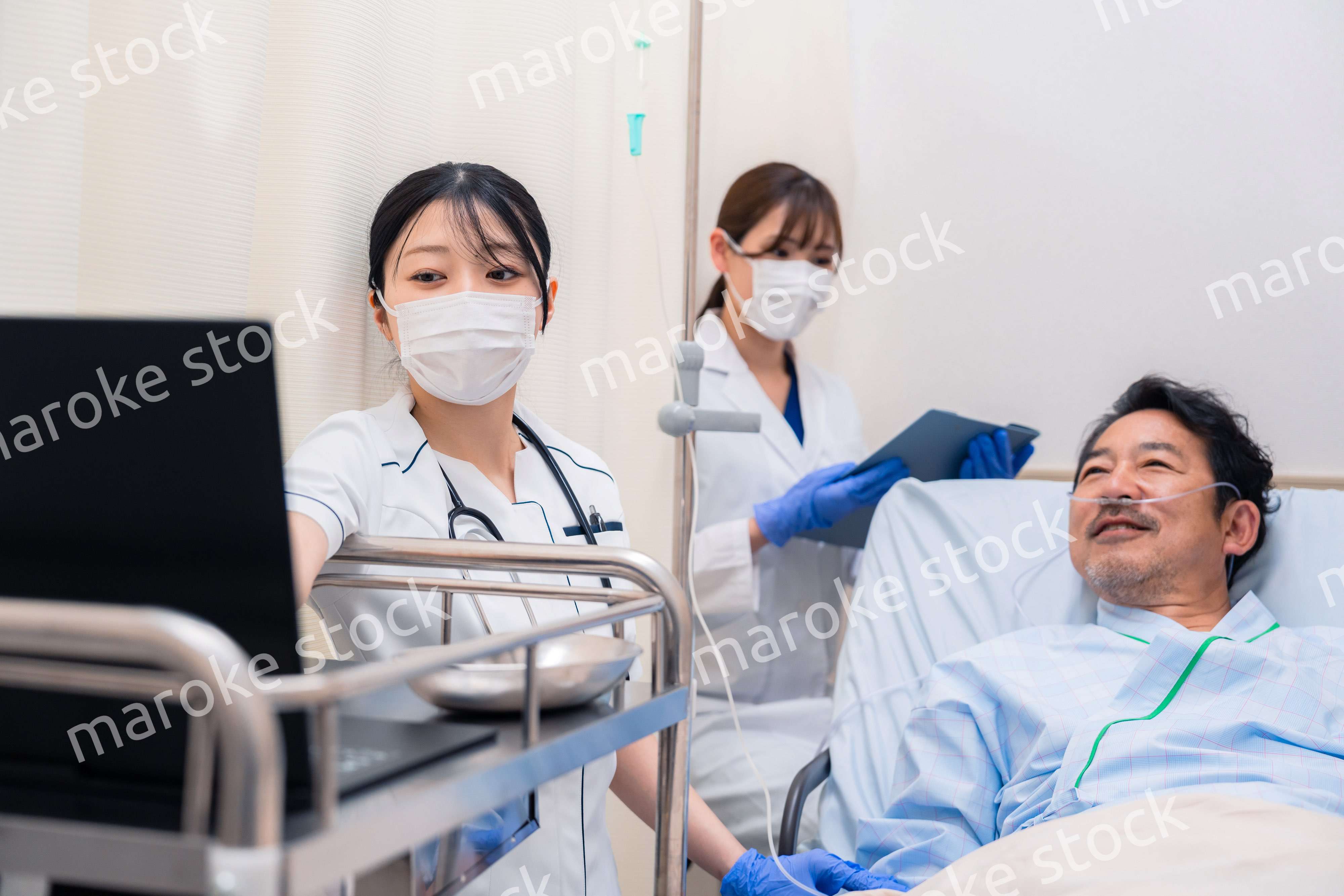 入院患者のケアをするスタッフ