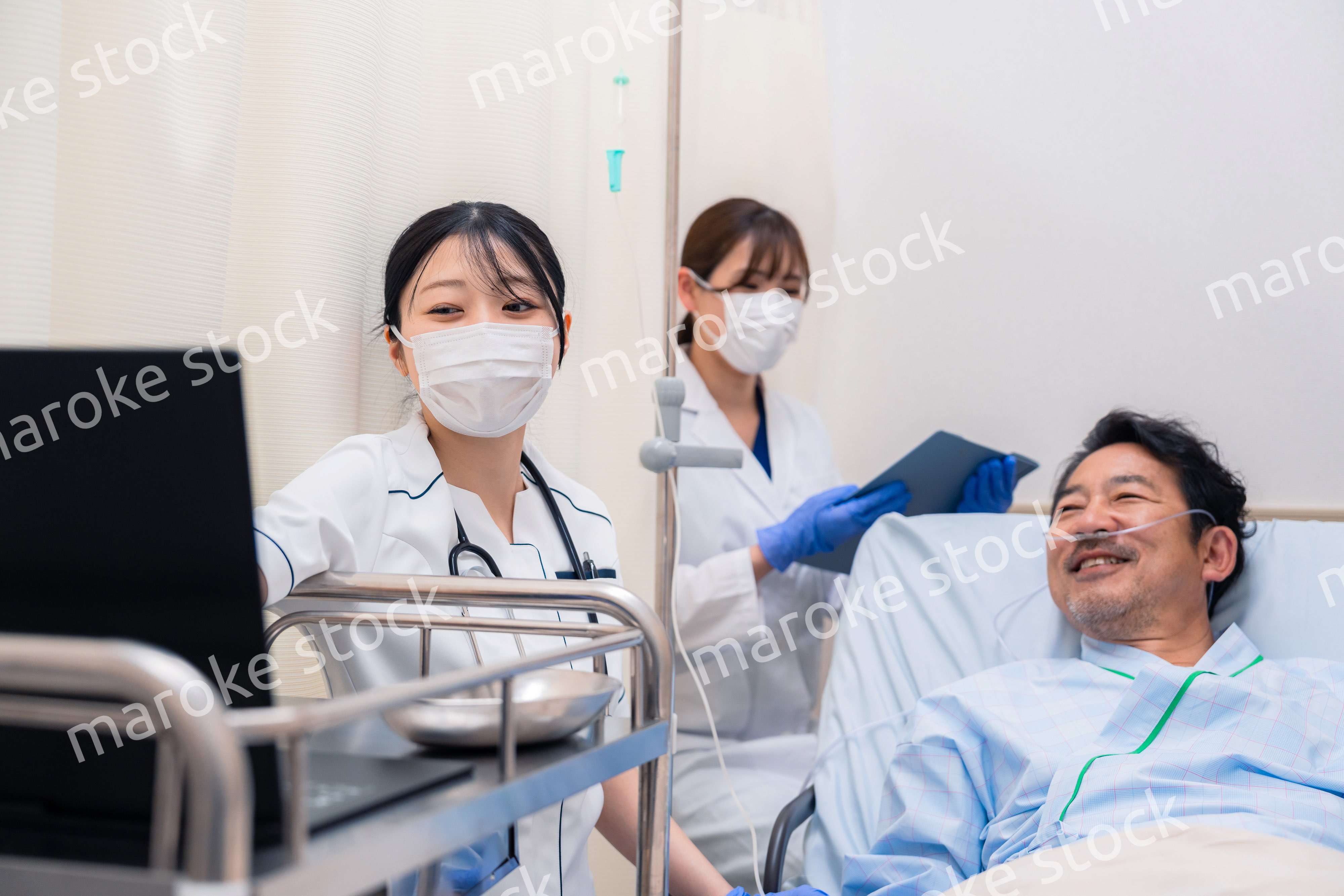 入院患者のケアをするスタッフ