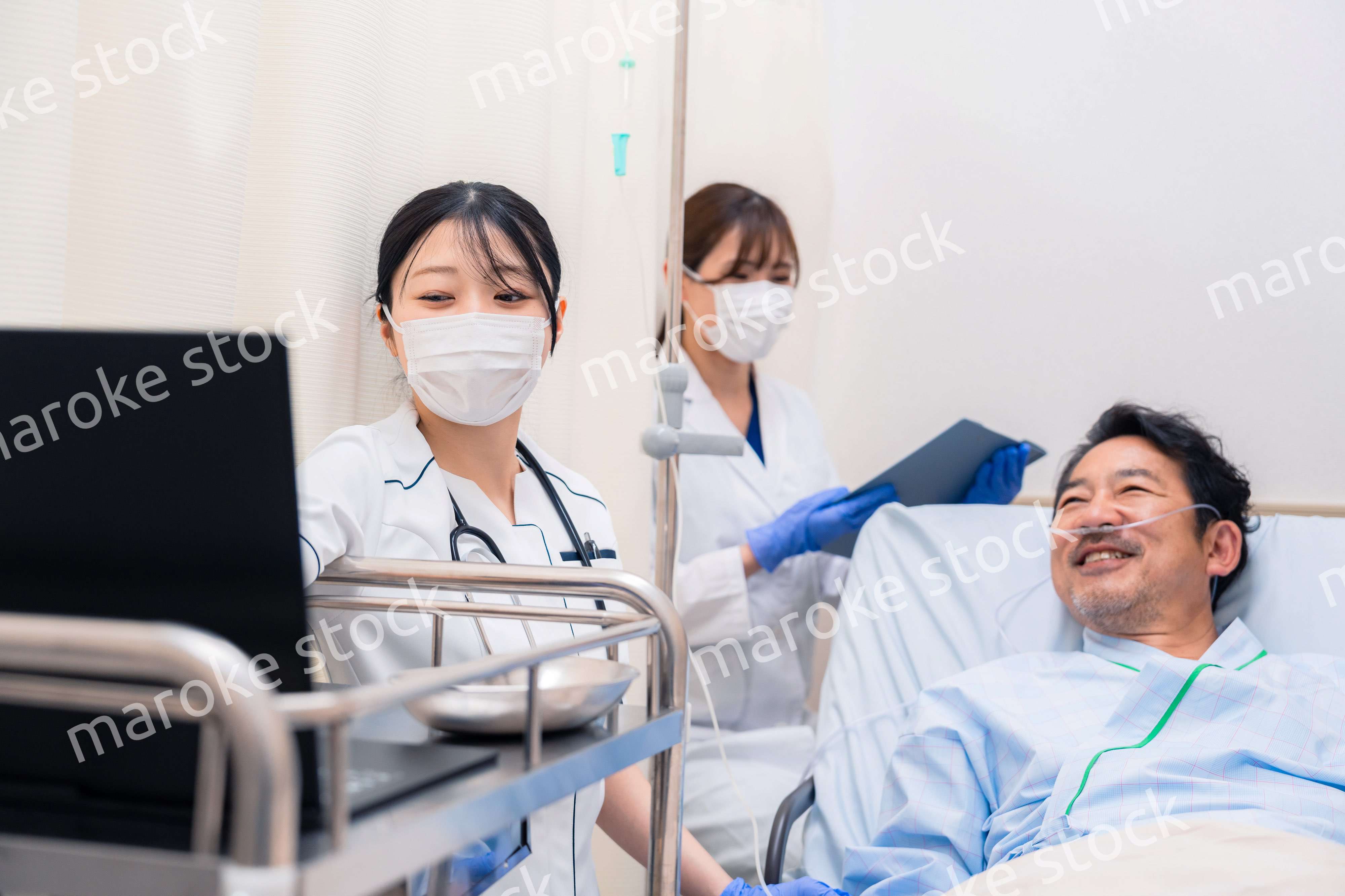 入院患者のケアをするスタッフ