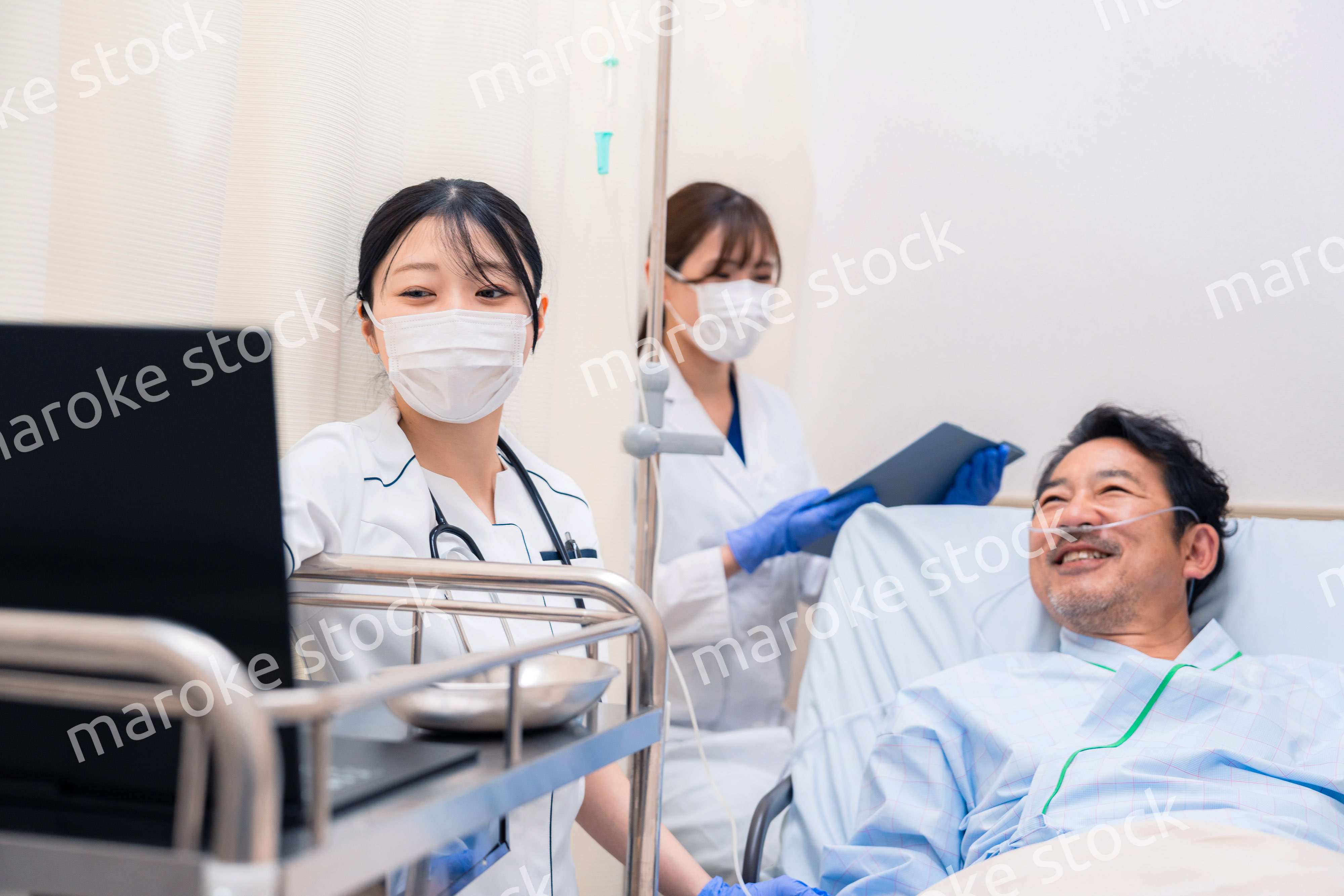 入院患者のケアをするスタッフ