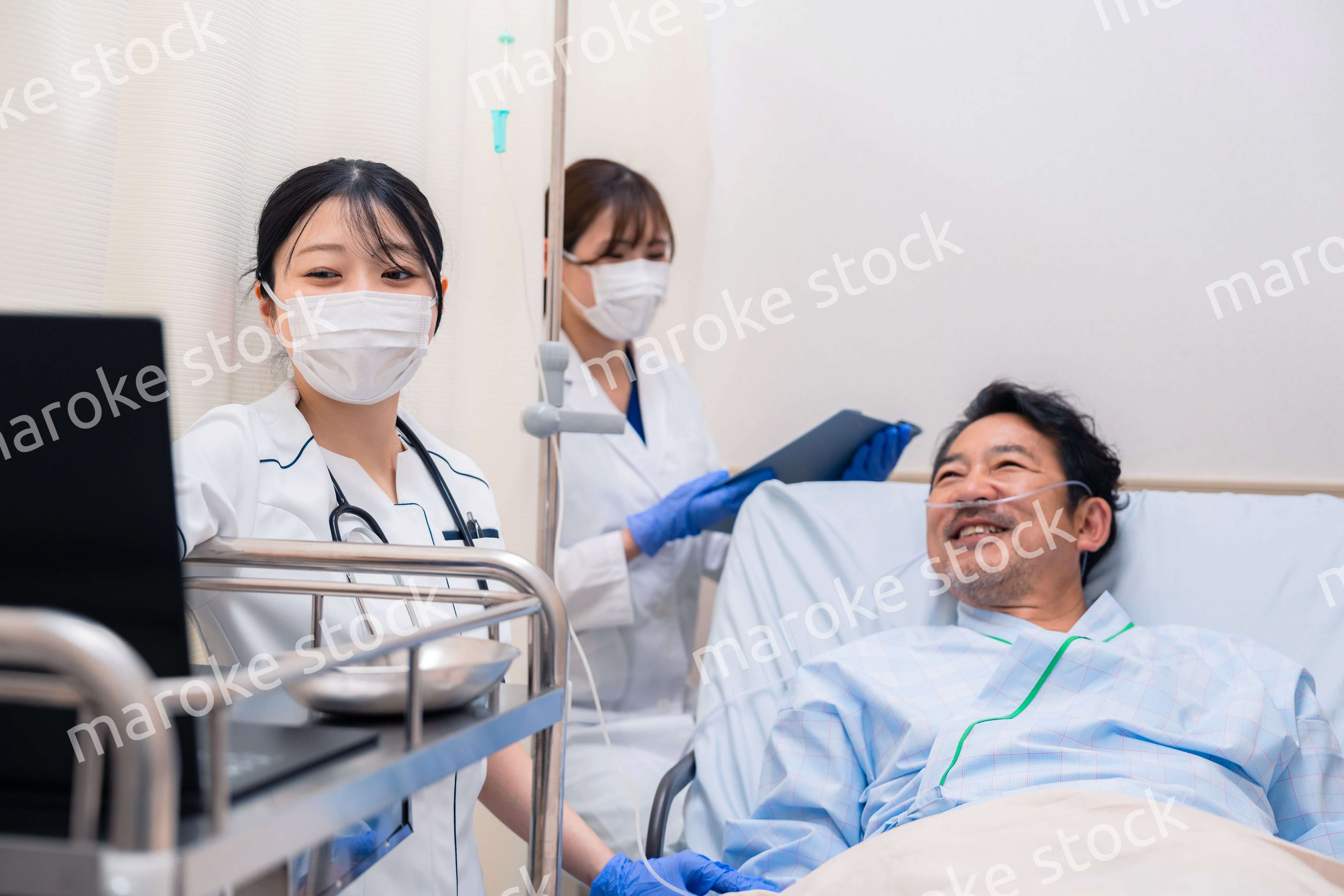入院患者のケアをするスタッフ