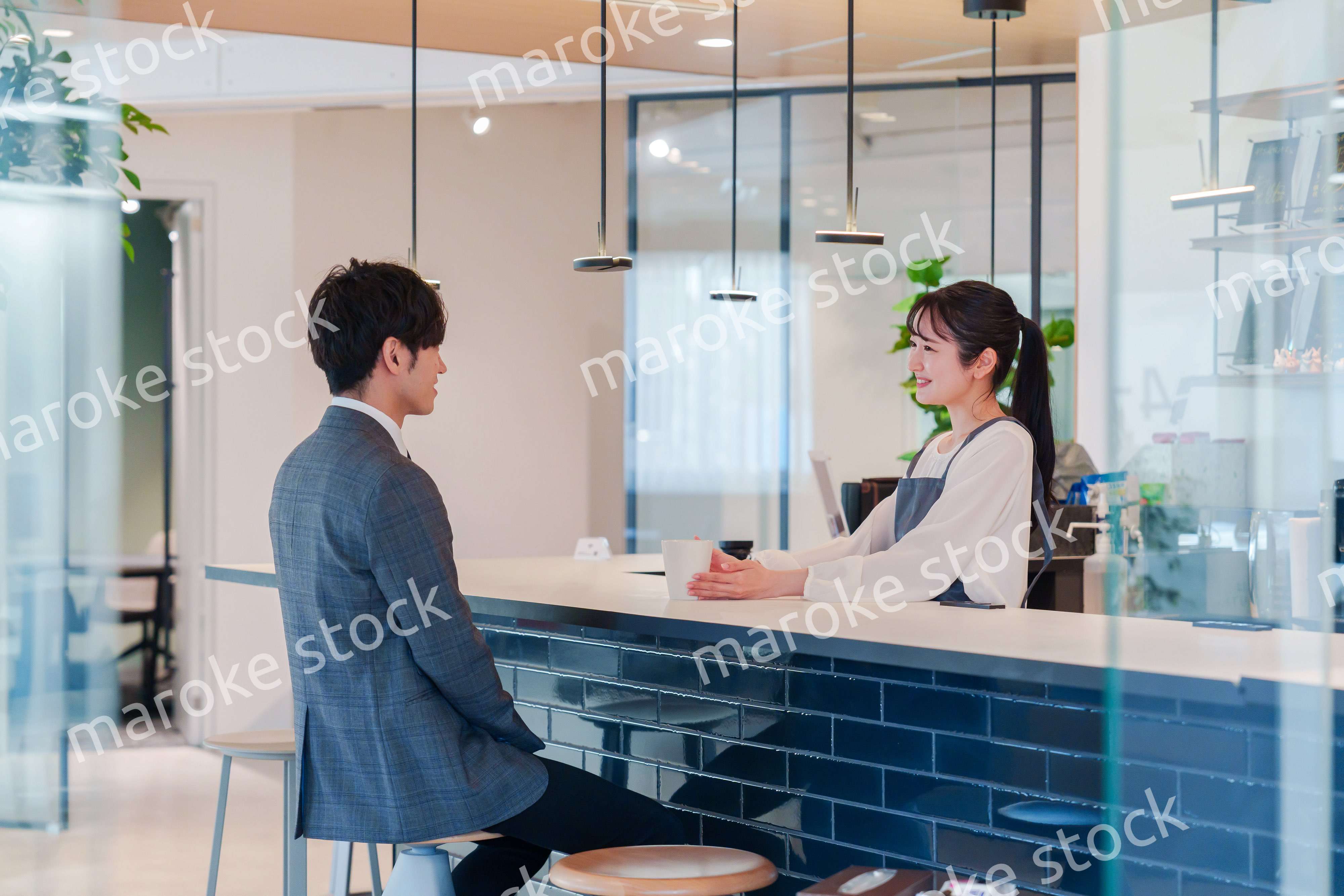 おしゃれカフェで働く女性とビジネスマン