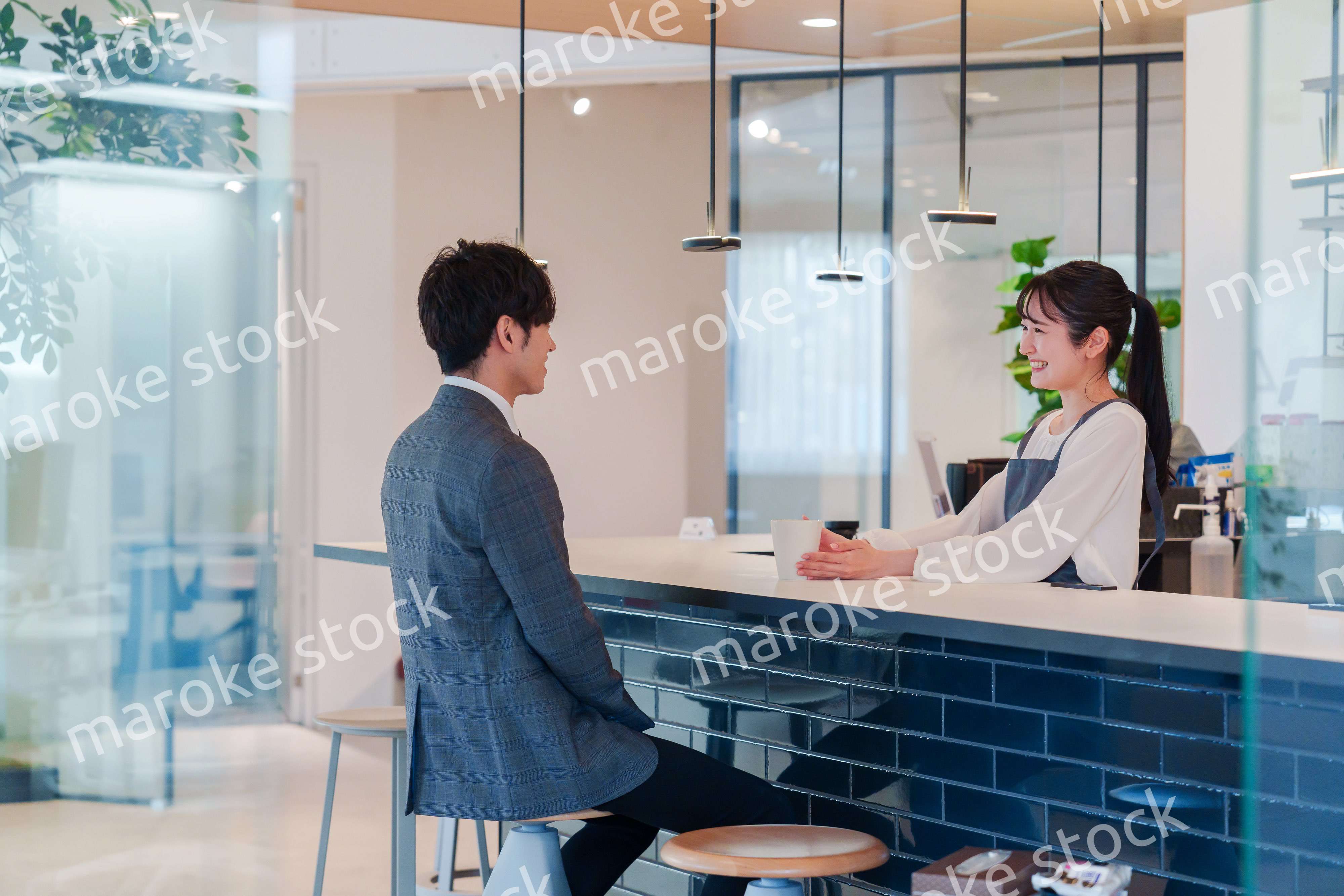 おしゃれカフェで働く女性とビジネスマン