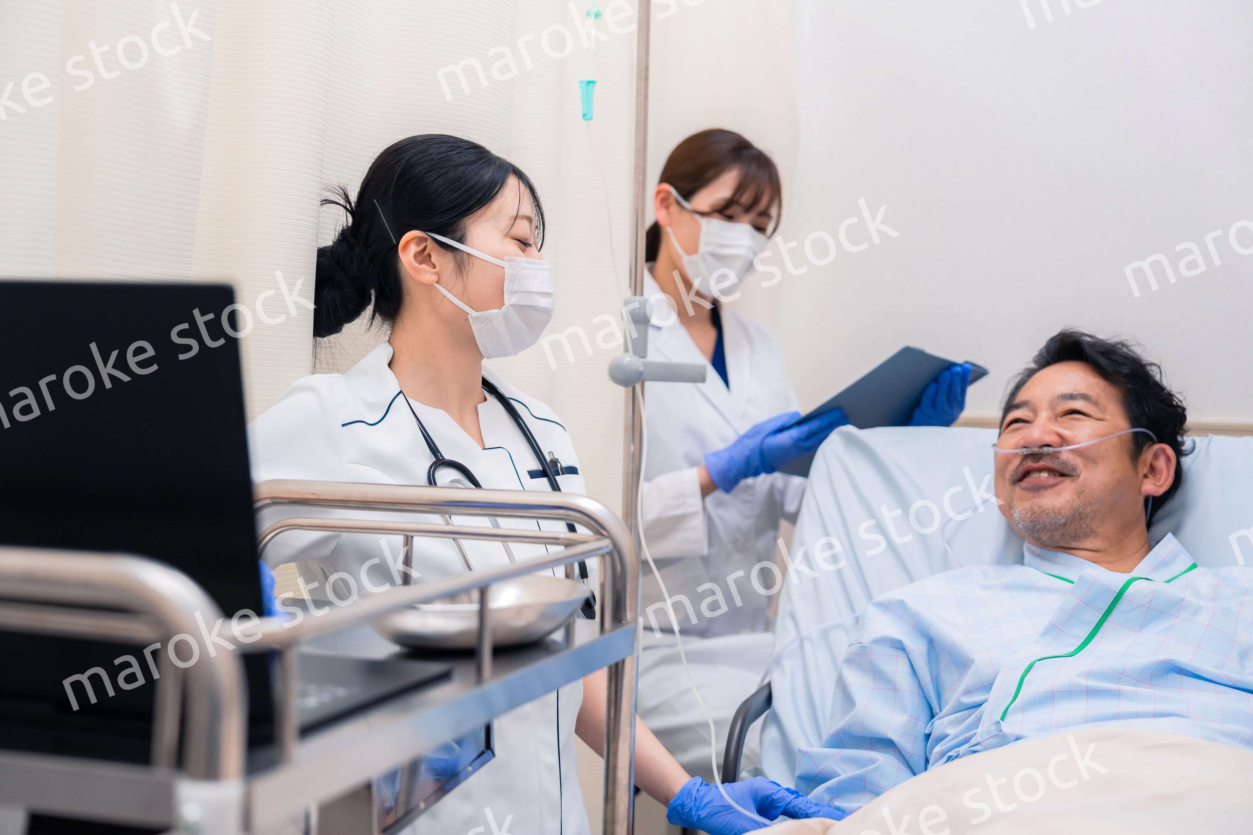 入院患者のケアをするスタッフ