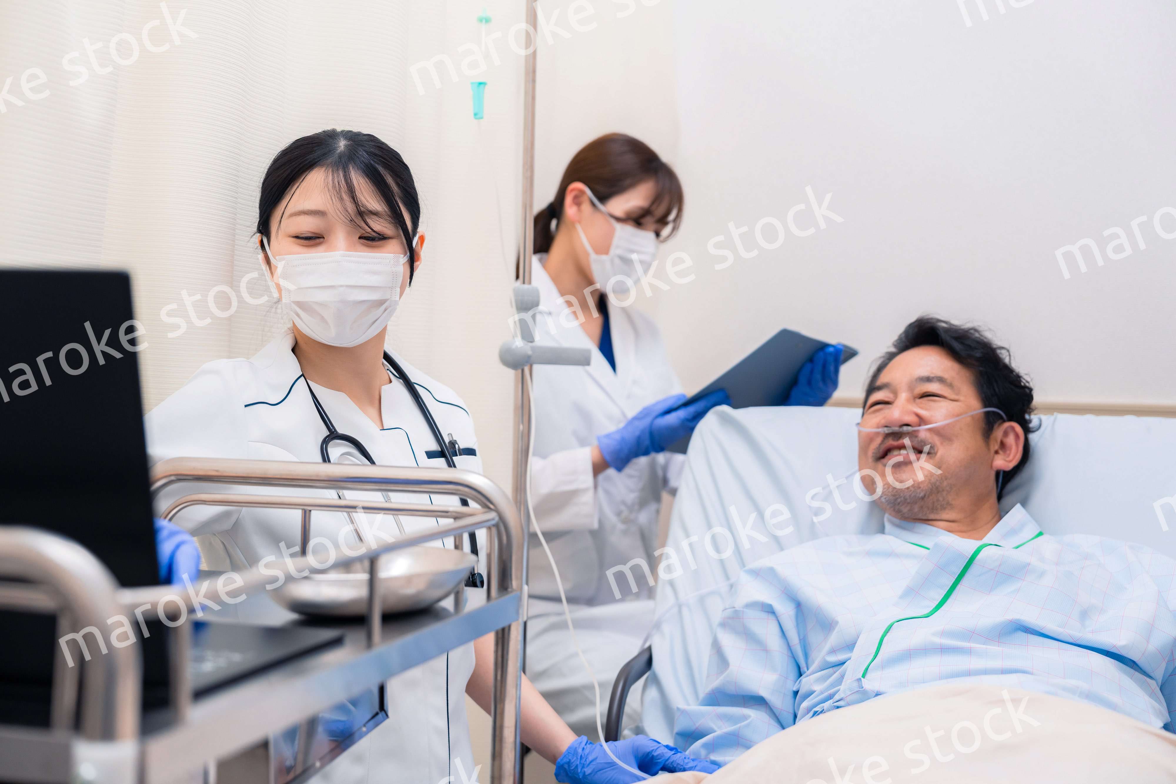 入院患者のケアをするスタッフ