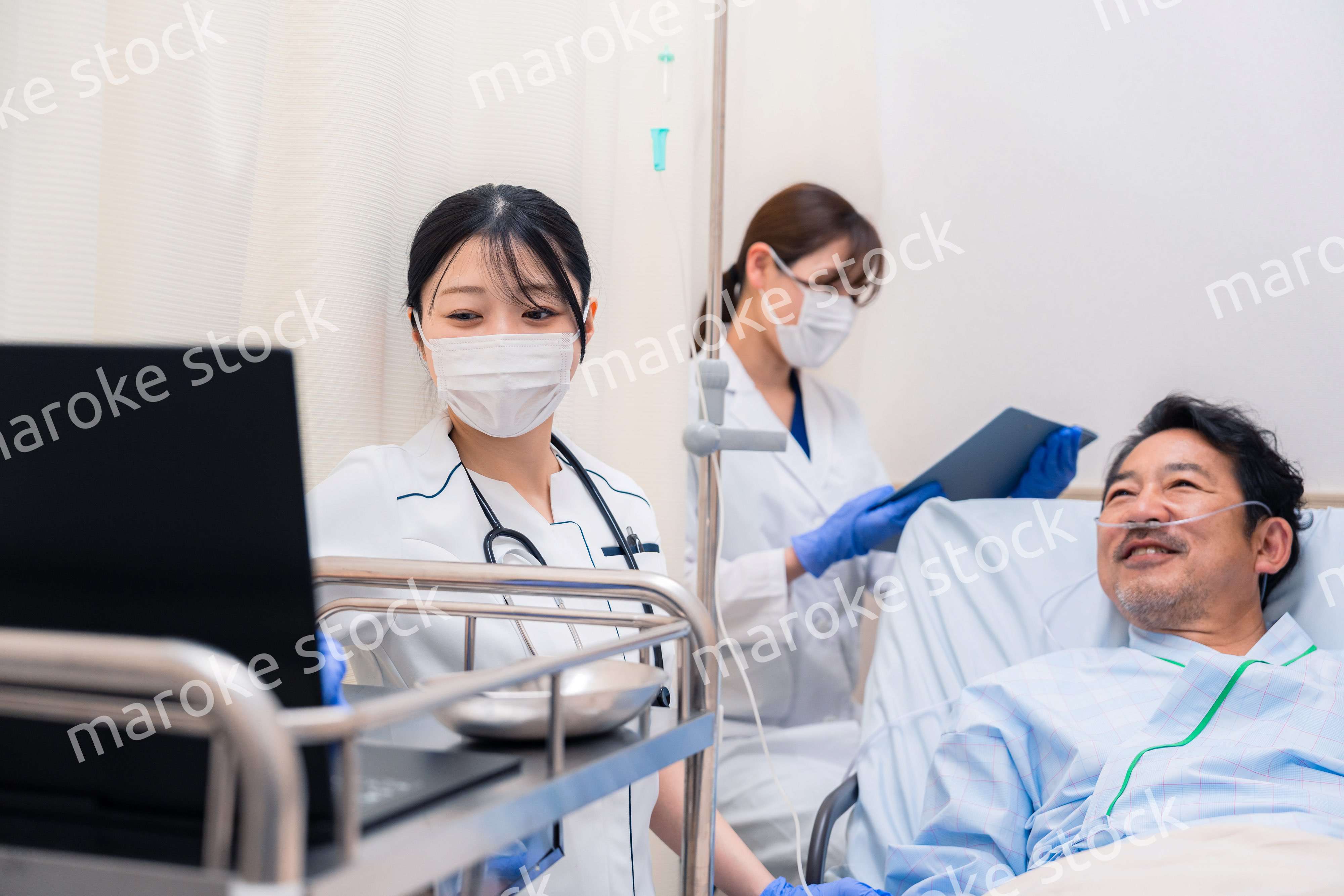 入院患者のケアをするスタッフ