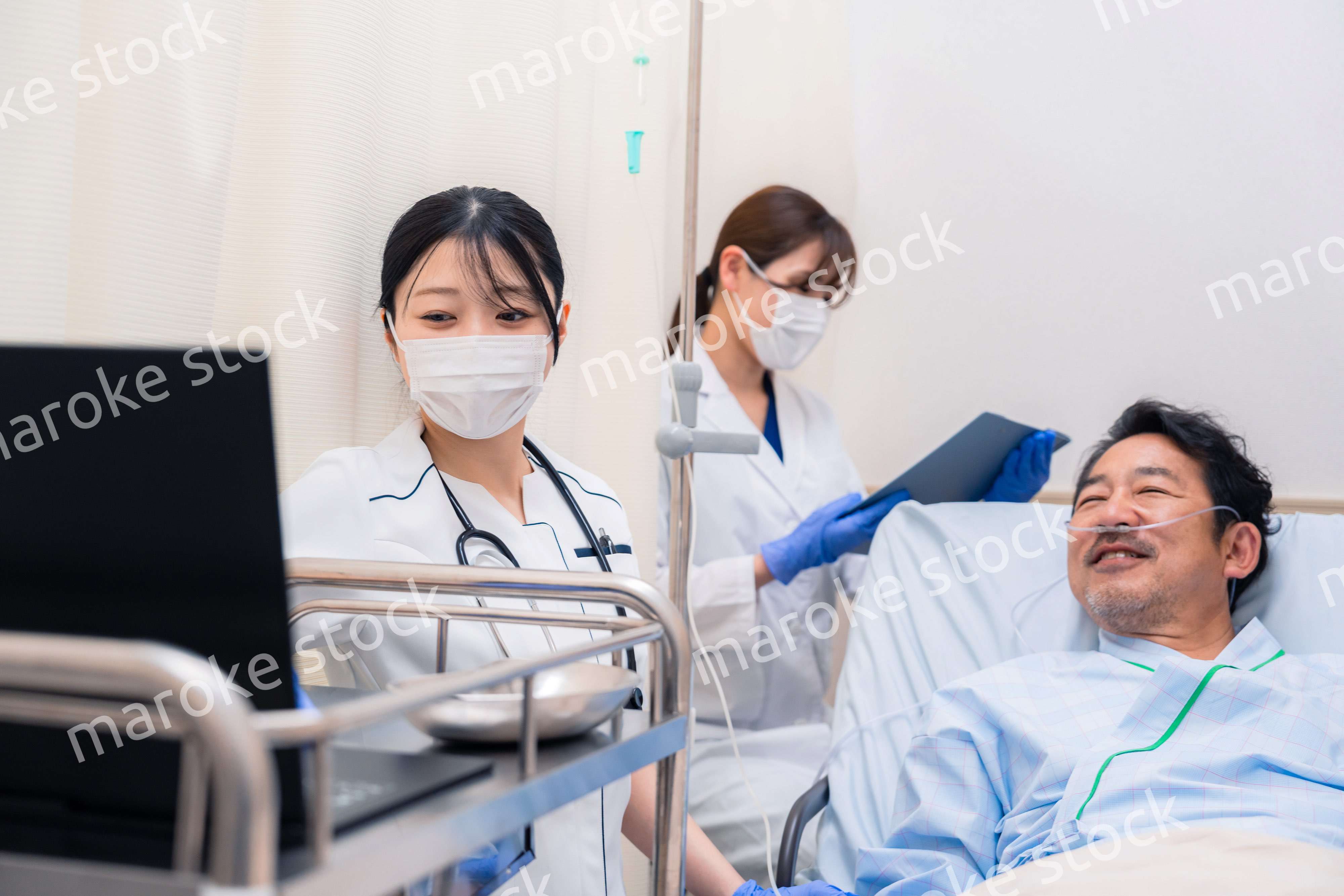 入院患者のケアをするスタッフ