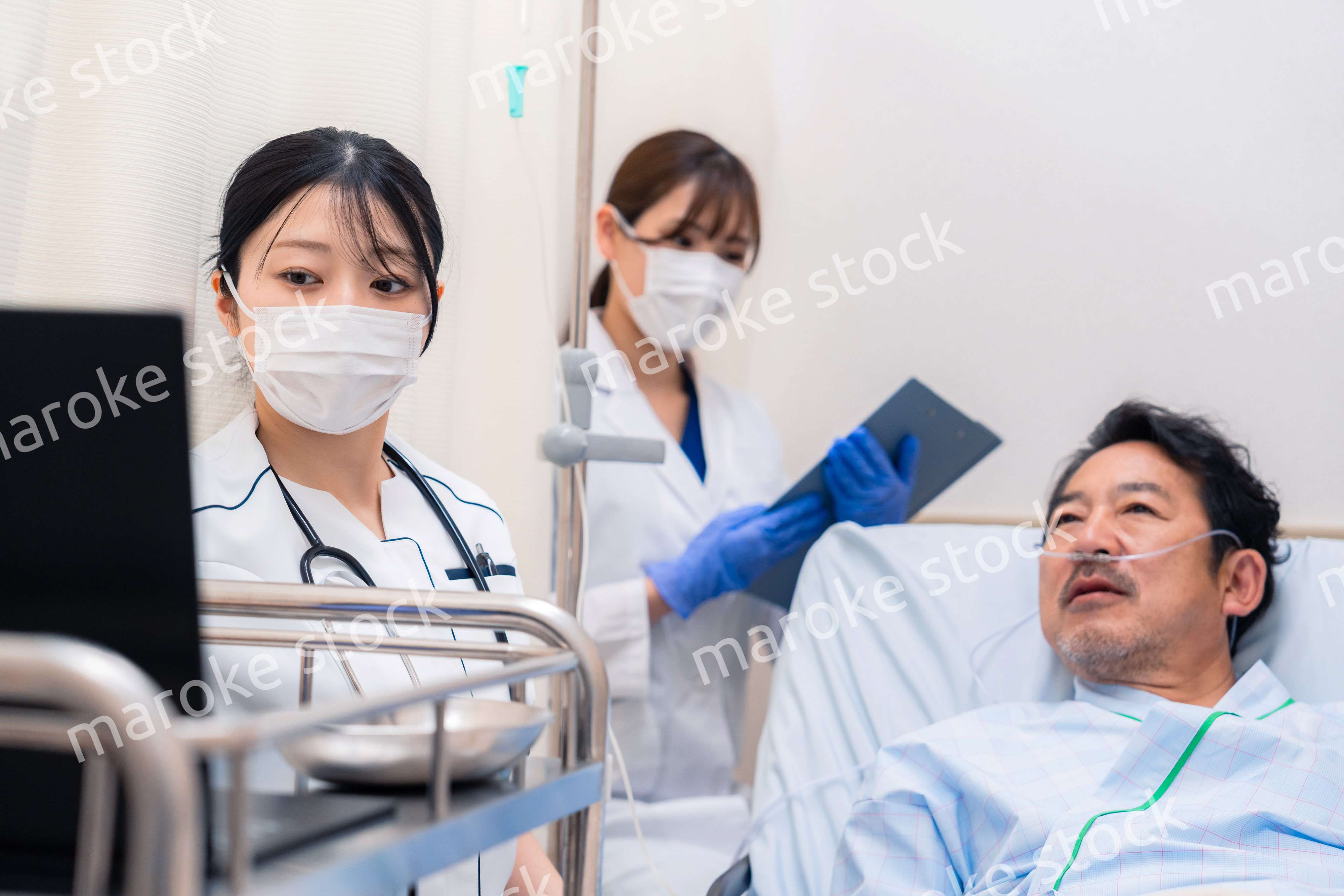 入院患者のケアをするスタッフ