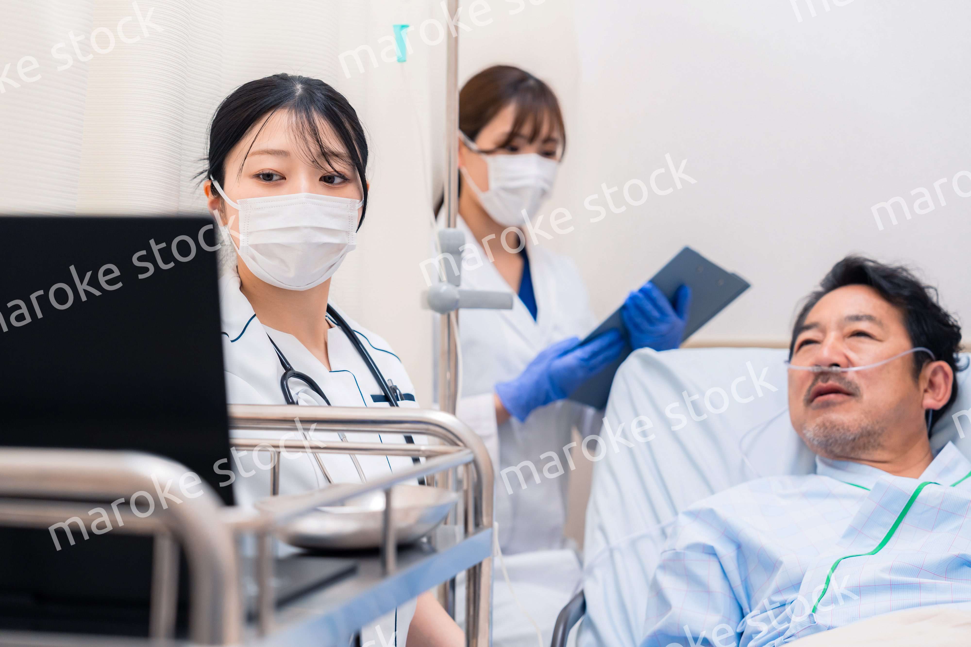 入院患者のケアをするスタッフ