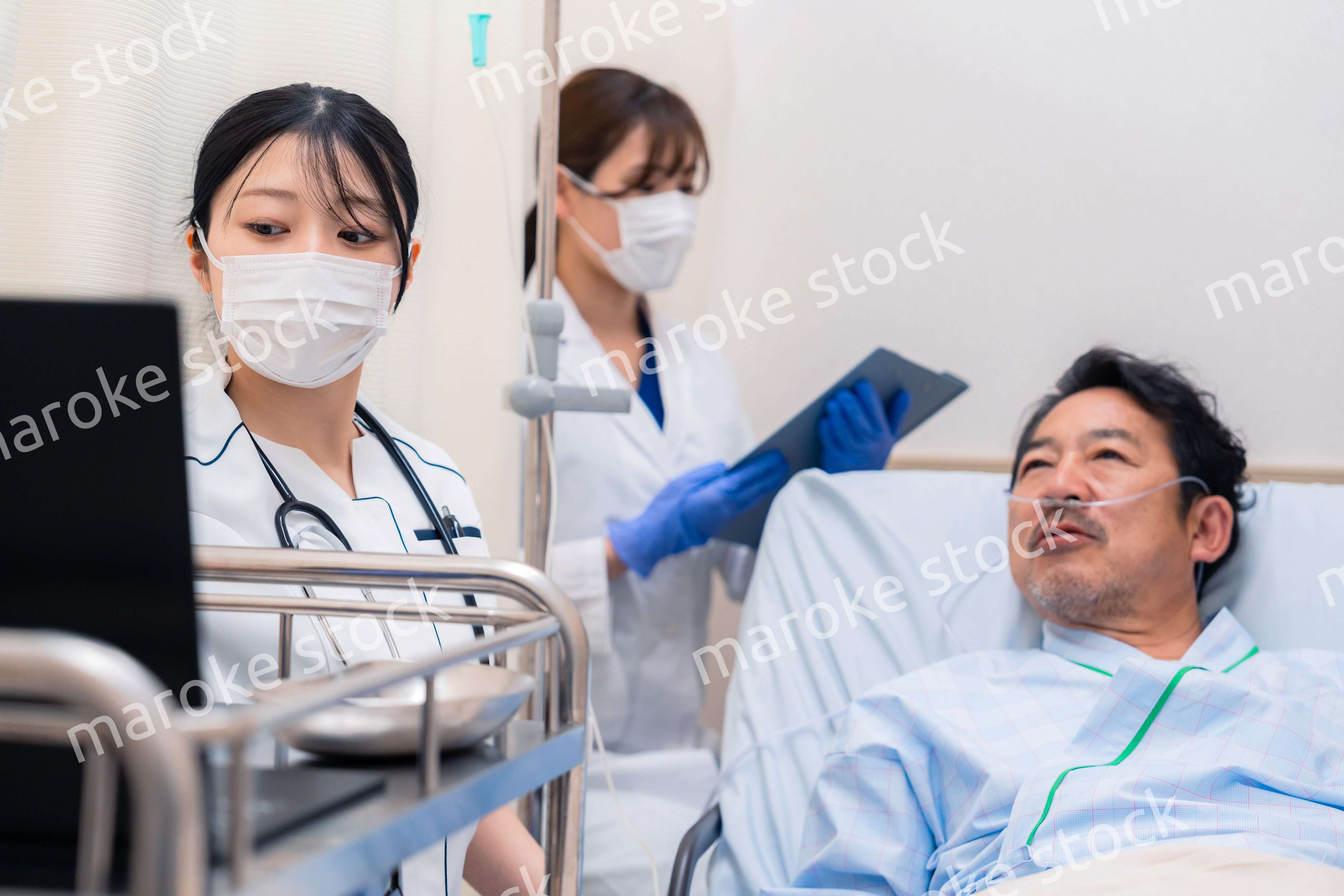 入院患者のケアをするスタッフ