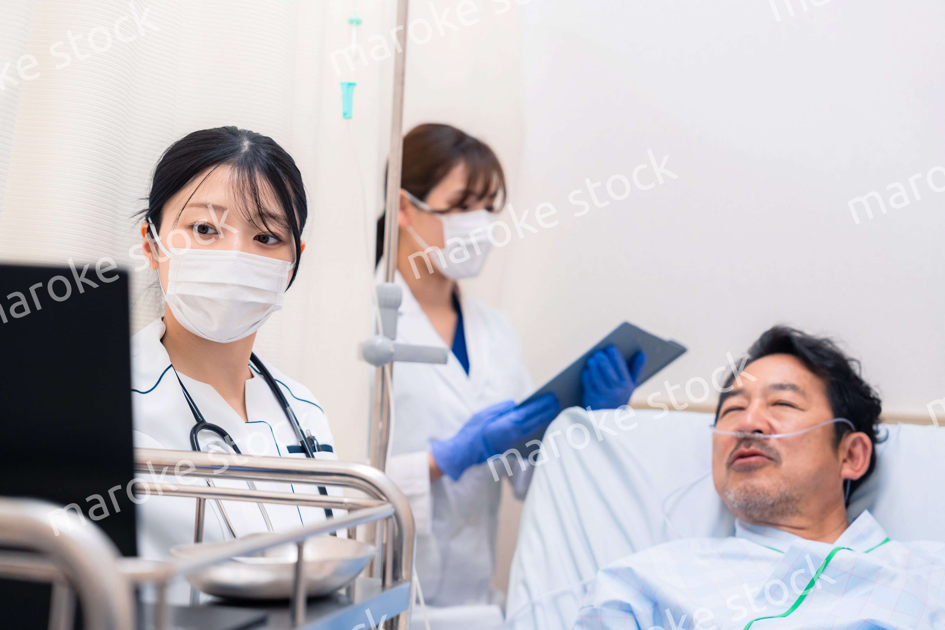 入院患者のケアをするスタッフ