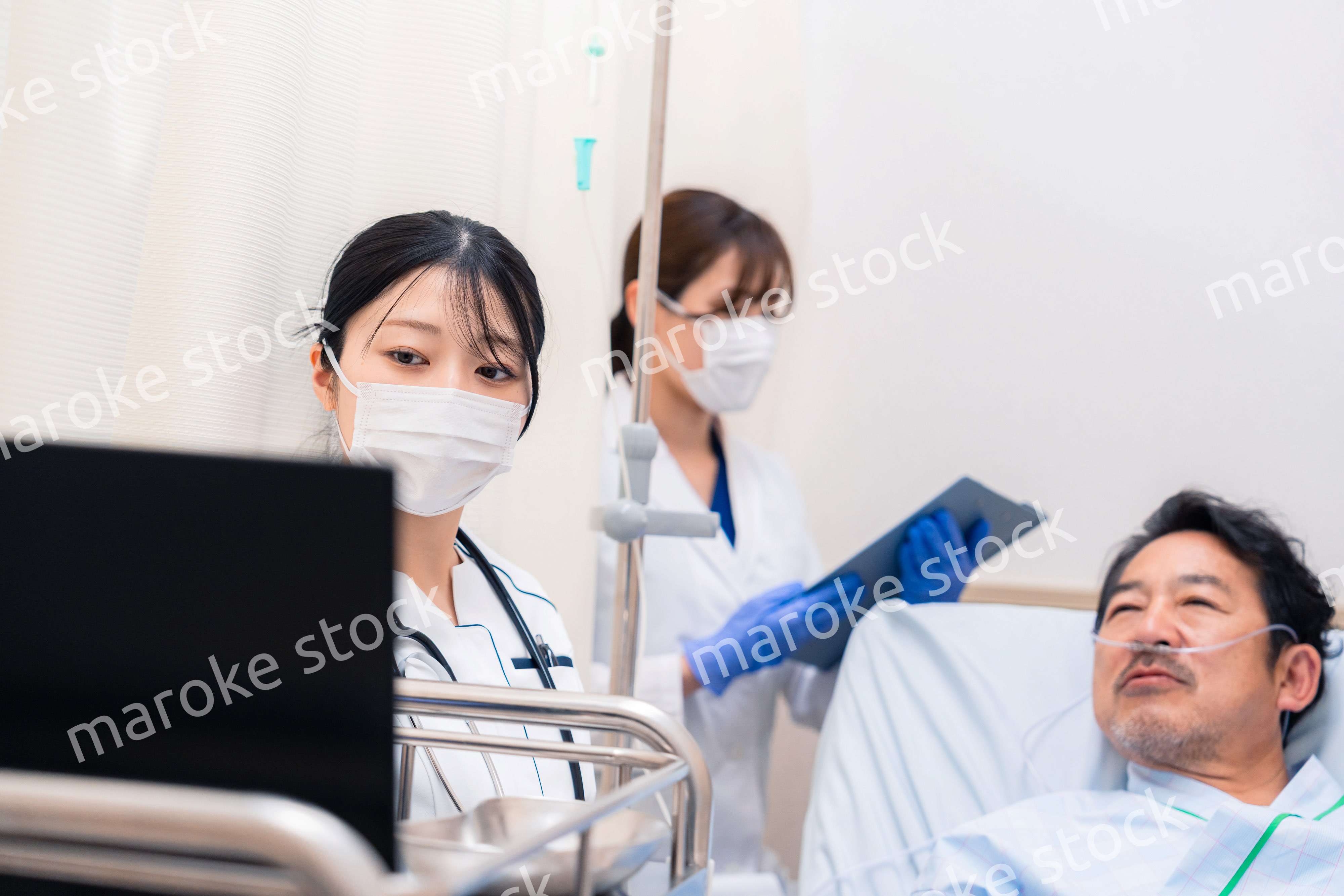 入院患者のケアをするスタッフ