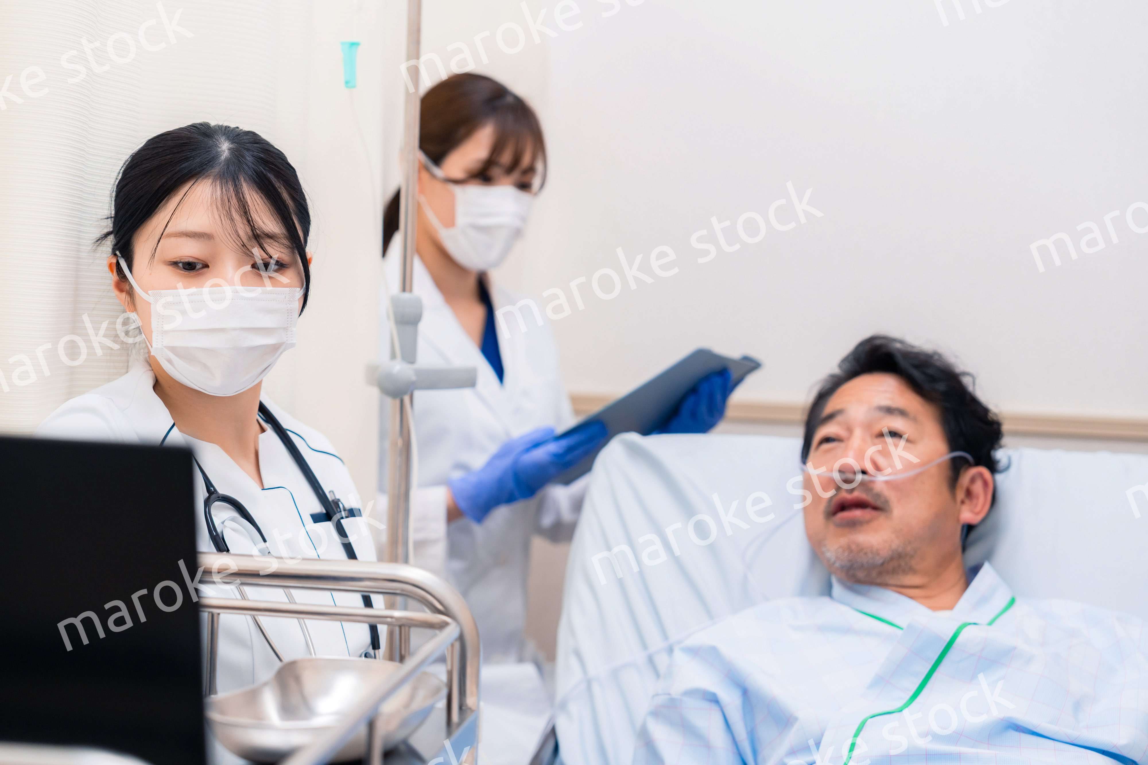 入院患者のケアをするスタッフ