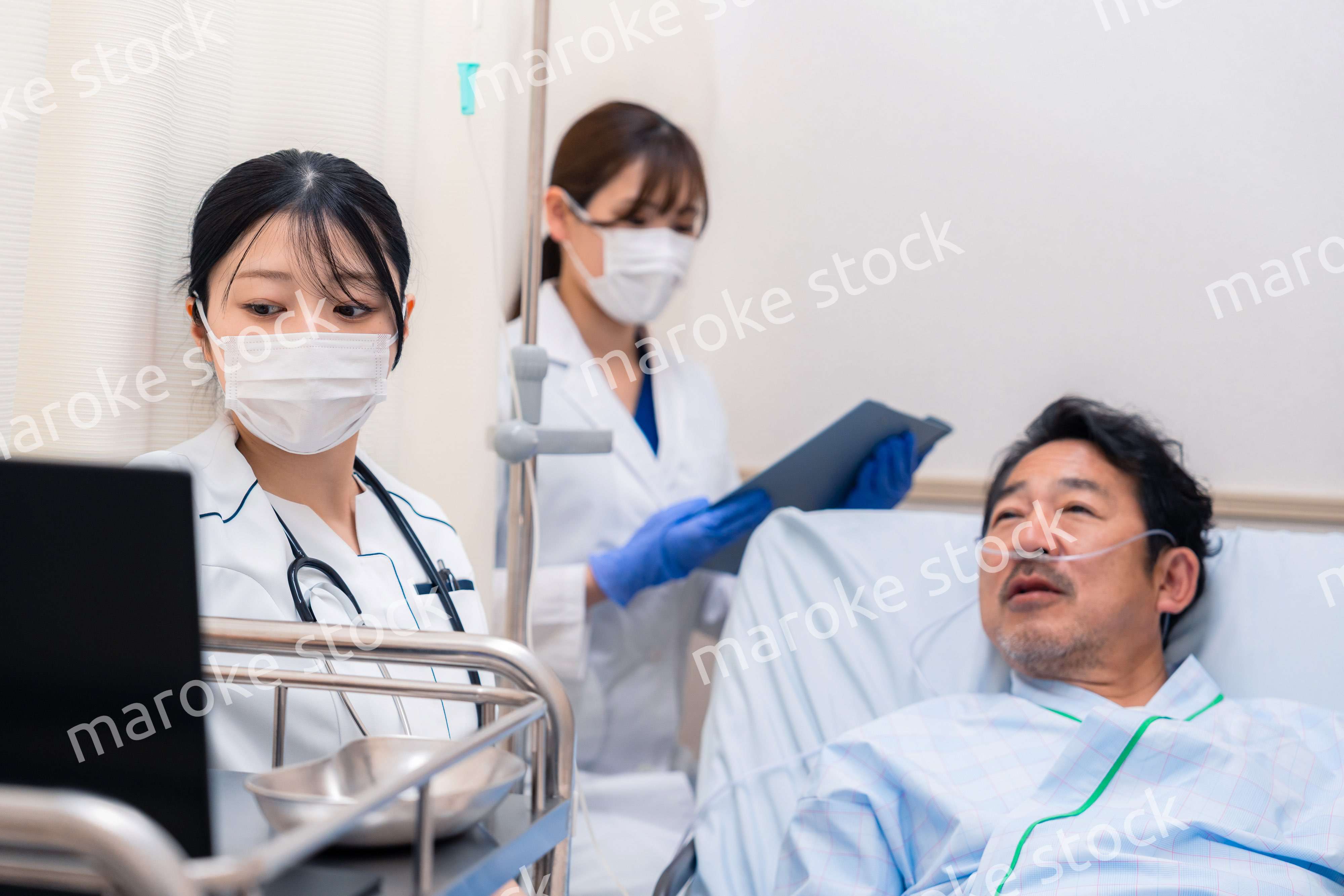 入院患者のケアをするスタッフ