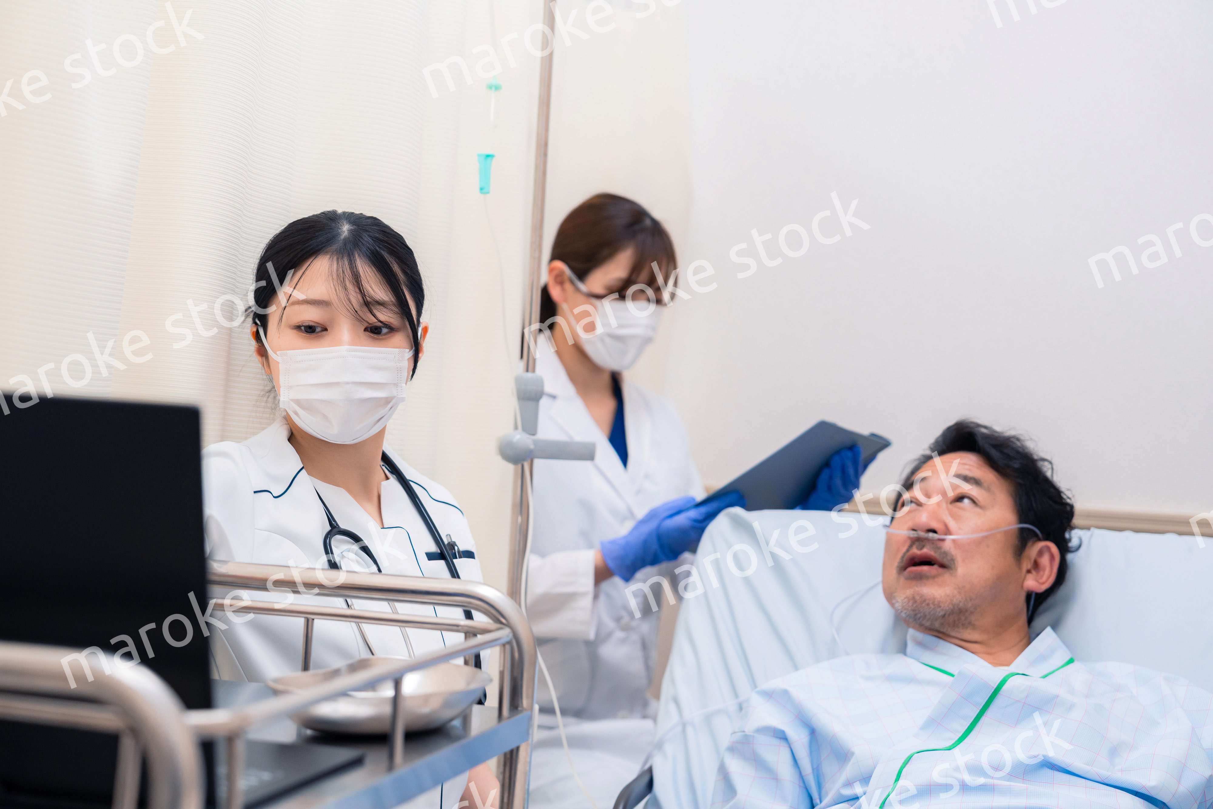 入院患者のケアをするスタッフ