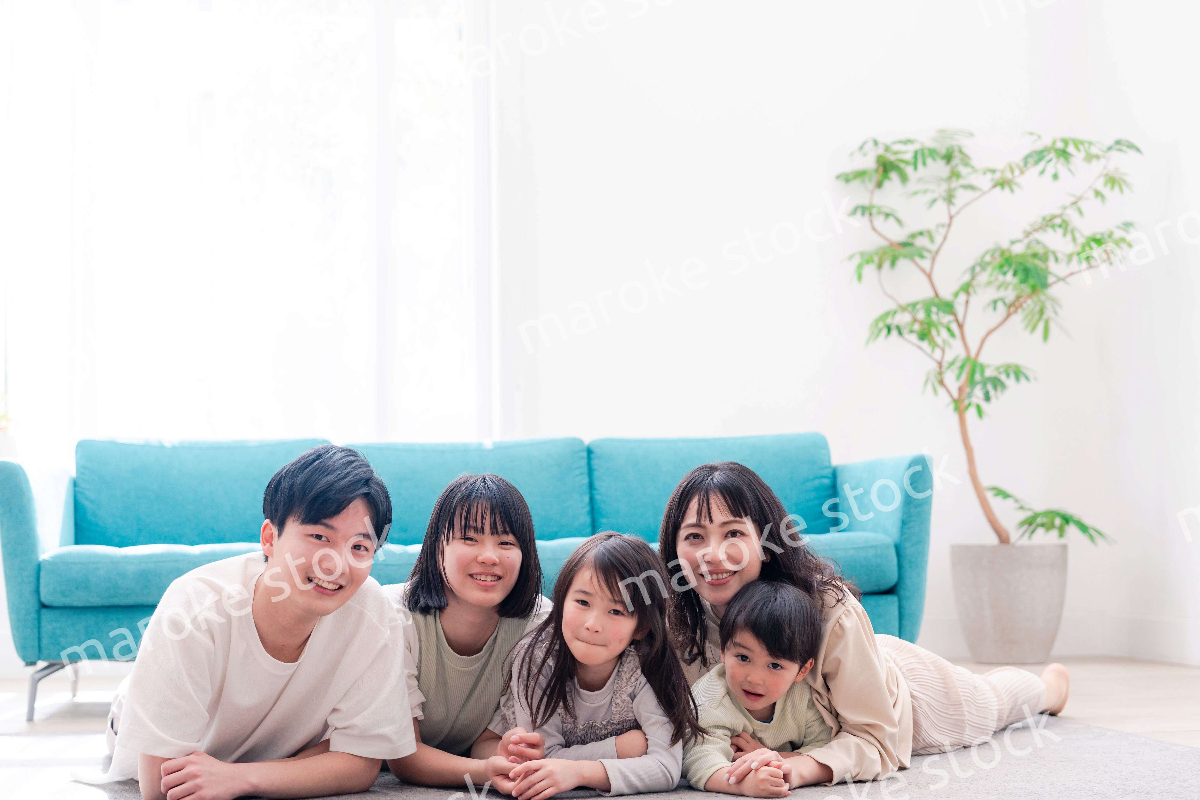 全員でリビングの床に寝転がるファミリー