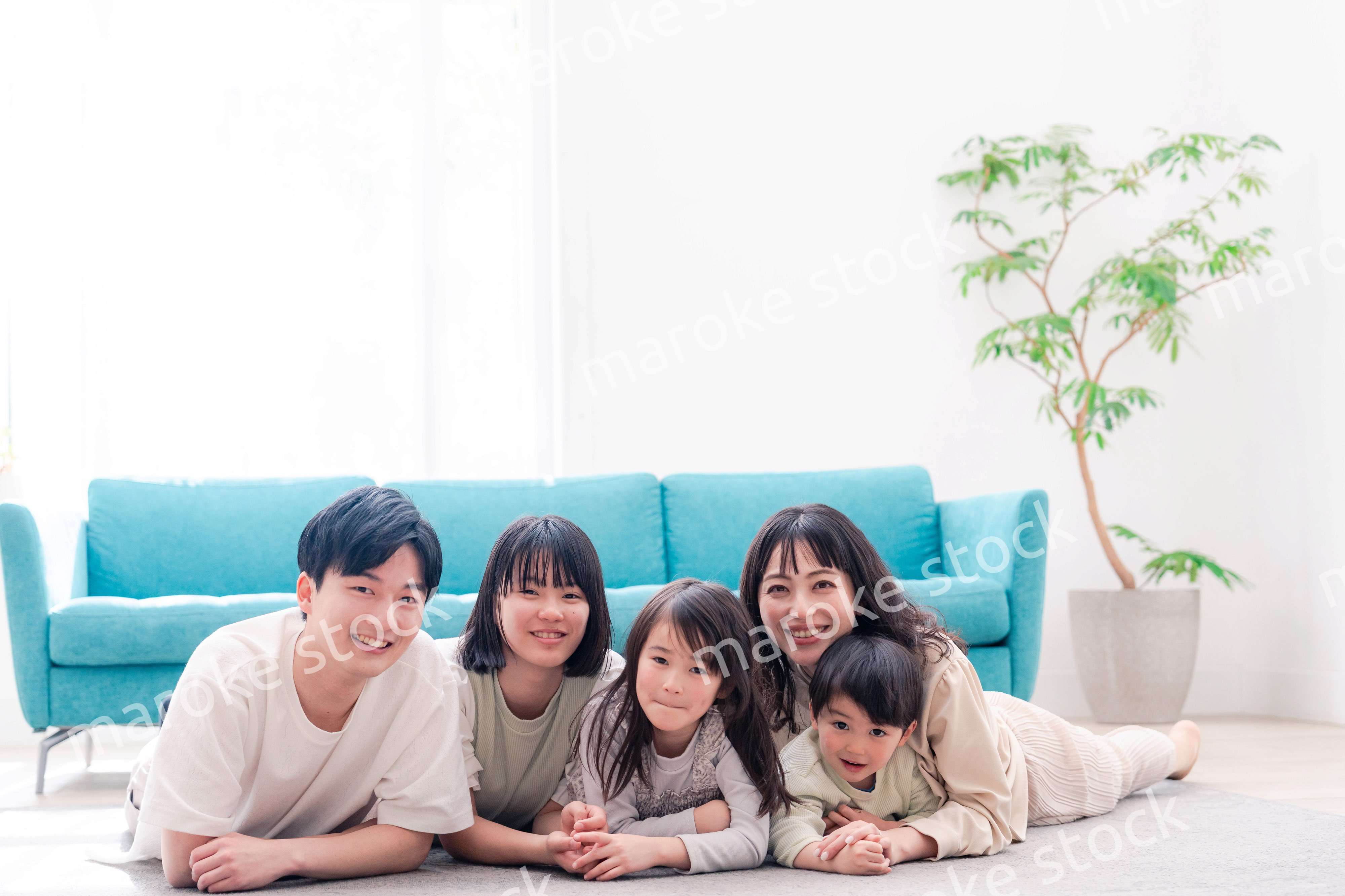 全員でリビングの床に寝転がるファミリー